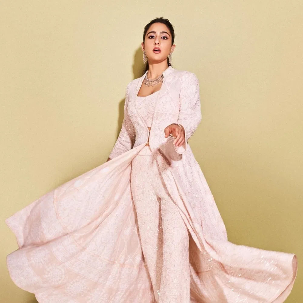 సారా అలీ ఖాన్ నటించిన తాజా చిత్రం 'జరా హత్కే జరా బచ్కే'. విక్కీ కౌశల్ హీరో. ఇటీవలే ప్రేక్షకుల ముందుకు వచ్చిన ఈ చిత్రం పాజిటివ్ టాక్ సొంతం చేసుకుంది.