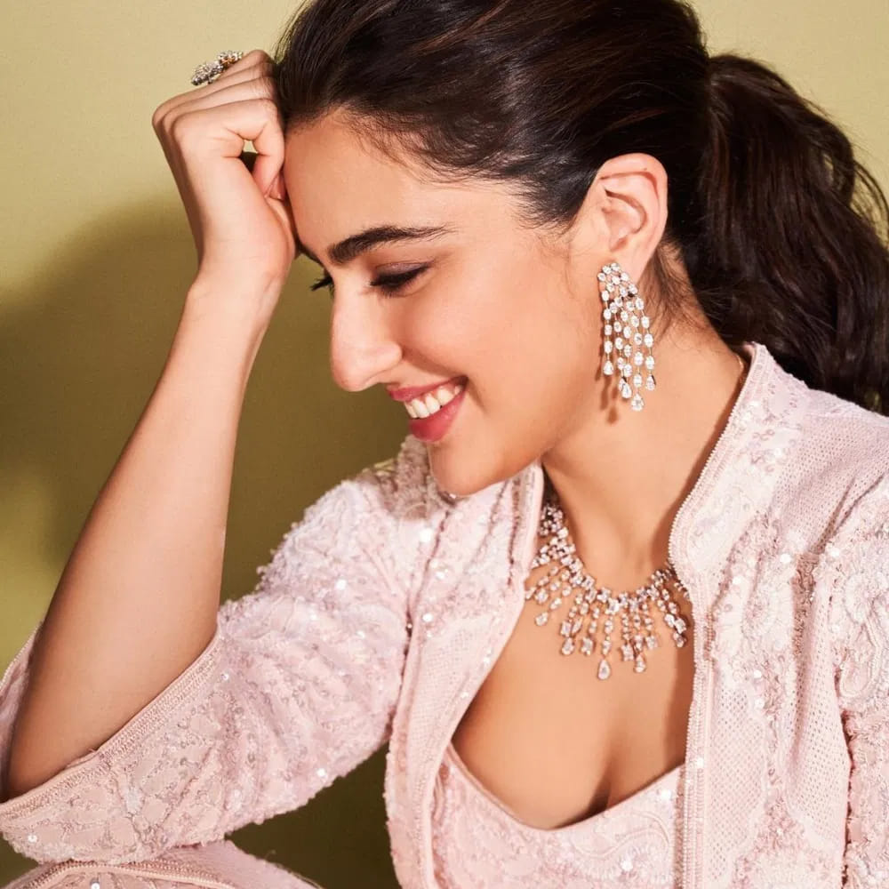 ప్రస్తుతం సినిమా సక్సెస్ ఆనందంలో ఉబ్బితబ్బిబ్బైపోతోంది సారా. ఈ క్రమంలో సోషల్ మీడియాలో కొన్ని అందమైన ఫొటోలను షేర్ చేసింది. ఇందులో పింక్ కలర్ లెహెంగాలో ఎంతో అందంగా కనిపించిందీ అందాల తార.