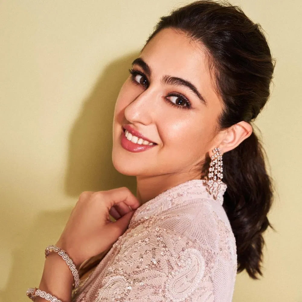 ప్రస్తుతం సారా ఫొటోలు సోషల్ మీడియాలో వైరల్గా మారాయి. అభిమానులు, నెటిజన్ల నుంచి లైకులు, కామెంట్ల వర్షం కురుస్తోంది.