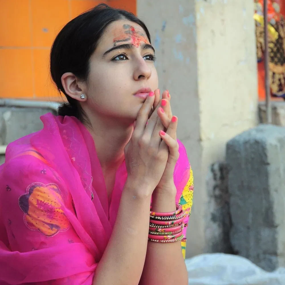 ప్రభాస్ 'ఆదిపురుష్' చిత్రానికి మిక్స్ డ్ టాక్ రావడంతో జరా హత్కే జరా బచ్కే' వసూళ్లు క్రమంగా పెరుగుతున్నాయి. ప్రస్తుతం సారా చేతిలో నాలుగు సినిమాల ఉన్నాయి.