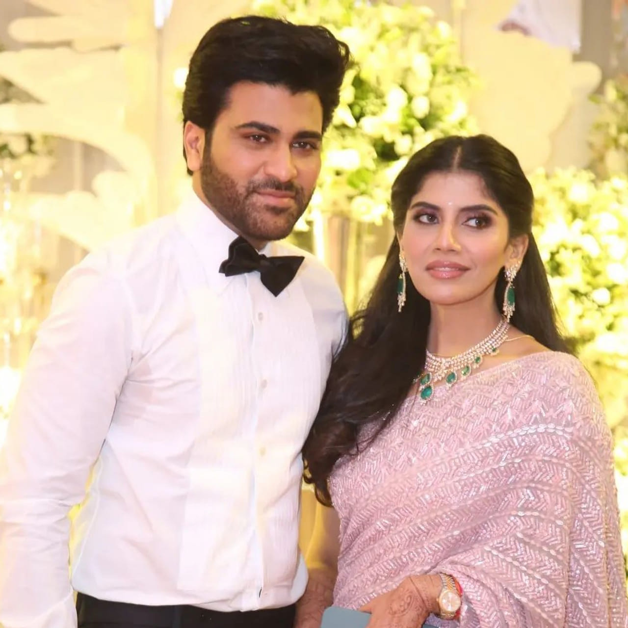 జూన్ 3న శర్వానంద్- రక్షిత ల వివాహం జైపూర్లోని లీలా ప్యాలెస్ లో అంగరంగ వైభవంగా జరిగింది. ప్రీ వెడ్డింగ్ సెలబ్రేషన్స్ ఓ రేంజ్ లో జరిగాయి. తర్వాత పెళ్లి వేడుక కూడా ఘనంగా జరిగింది. జూన్ 9 న శర్వానంద్ – రక్షిత రెడ్డి ల వెడ్డింగ్ రిసెప్షన్ హైదరాబాద్ లోని మాదాపూర్ లో ఉన్న ఎన్ కన్వెన్షన్ లో ఘనంగా జరిగింది. ఈ వేడుకకు రాంచరణ్, వెంకటేష్, బాలకృష్ణ, అల్లరి నరేష్,నిర్మాత సూర్య దేవర నాగ వంశీ, అల్లు శిరీష్, జీవిత రాజశేఖర్, శివాని, శివాత్మిక వంటి వారు హాజరయ్యారు. ఈ వేడుక సంబంధించిన ఫోటోలు ఇప్పుడు వైరల్ అవుతున్నాయి.