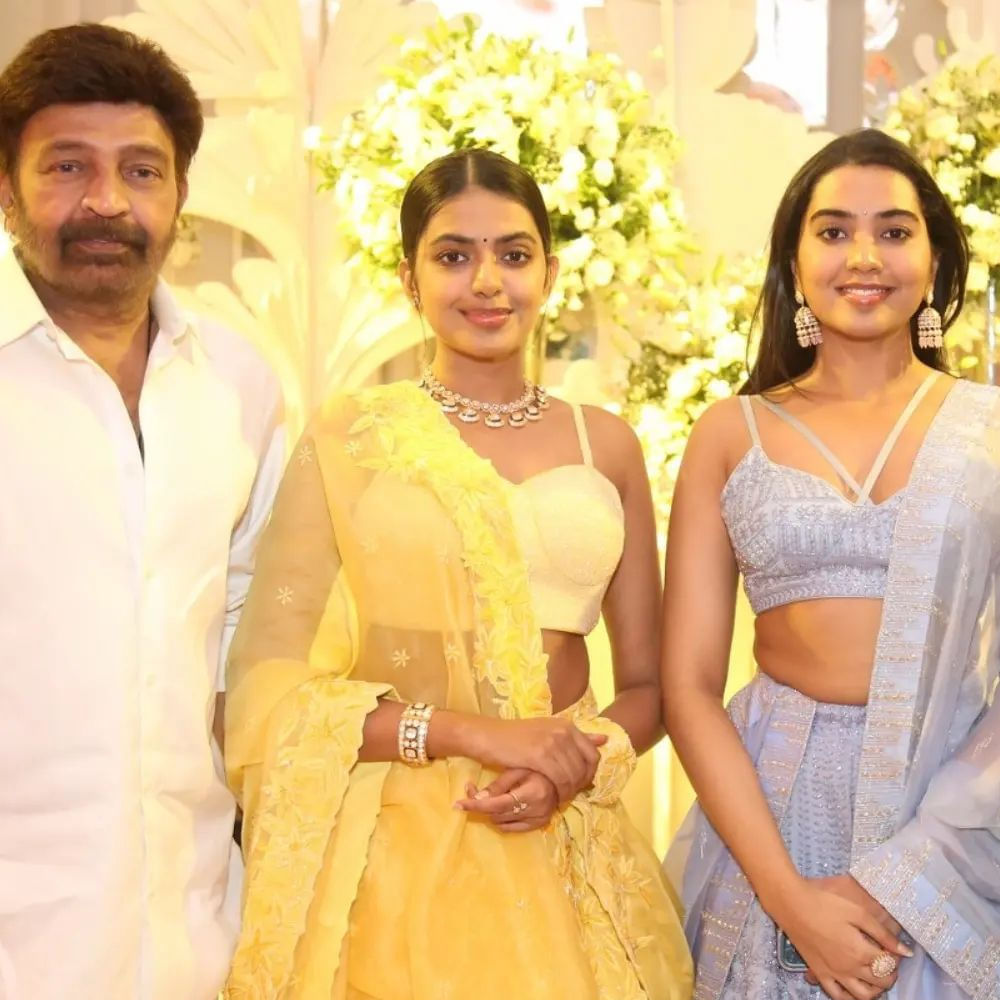 జూన్ 3న శర్వానంద్- రక్షిత ల వివాహం జైపూర్లోని లీలా ప్యాలెస్ లో అంగరంగ వైభవంగా జరిగింది. ప్రీ వెడ్డింగ్ సెలబ్రేషన్స్ ఓ రేంజ్ లో జరిగాయి. తర్వాత పెళ్లి వేడుక కూడా ఘనంగా జరిగింది. జూన్ 9 న శర్వానంద్ – రక్షిత రెడ్డి ల వెడ్డింగ్ రిసెప్షన్ హైదరాబాద్ లోని మాదాపూర్ లో ఉన్న ఎన్ కన్వెన్షన్ లో ఘనంగా జరిగింది. ఈ వేడుకకు రాంచరణ్, వెంకటేష్, బాలకృష్ణ, అల్లరి నరేష్,నిర్మాత సూర్య దేవర నాగ వంశీ, అల్లు శిరీష్, జీవిత రాజశేఖర్, శివాని, శివాత్మిక వంటి వారు హాజరయ్యారు. ఈ వేడుక సంబంధించిన ఫోటోలు ఇప్పుడు వైరల్ అవుతున్నాయి.