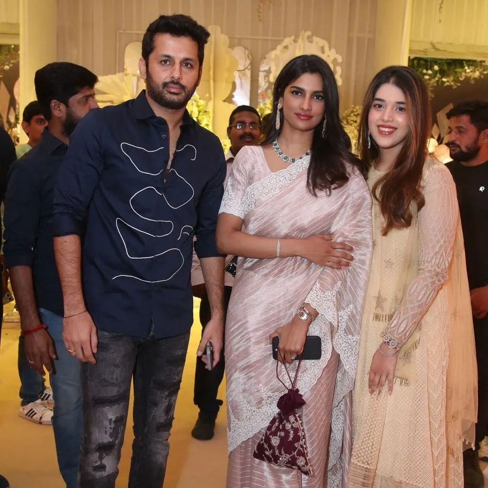 జూన్ 3న శర్వానంద్- రక్షిత ల వివాహం జైపూర్లోని లీలా ప్యాలెస్ లో అంగరంగ వైభవంగా జరిగింది. ప్రీ వెడ్డింగ్ సెలబ్రేషన్స్ ఓ రేంజ్ లో జరిగాయి. తర్వాత పెళ్లి వేడుక కూడా ఘనంగా జరిగింది. జూన్ 9 న శర్వానంద్ – రక్షిత రెడ్డి ల వెడ్డింగ్ రిసెప్షన్ హైదరాబాద్ లోని మాదాపూర్ లో ఉన్న ఎన్ కన్వెన్షన్ లో ఘనంగా జరిగింది. ఈ వేడుకకు రాంచరణ్, వెంకటేష్, బాలకృష్ణ, అల్లరి నరేష్,నిర్మాత సూర్య దేవర నాగ వంశీ, అల్లు శిరీష్, జీవిత రాజశేఖర్, శివాని, శివాత్మిక వంటి వారు హాజరయ్యారు. ఈ వేడుక సంబంధించిన ఫోటోలు ఇప్పుడు వైరల్ అవుతున్నాయి.