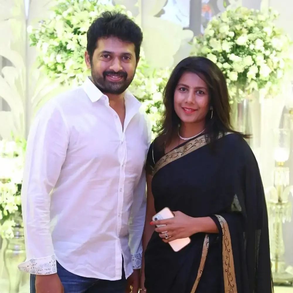జూన్ 3న శర్వానంద్- రక్షిత ల వివాహం జైపూర్లోని లీలా ప్యాలెస్ లో అంగరంగ వైభవంగా జరిగింది. ప్రీ వెడ్డింగ్ సెలబ్రేషన్స్ ఓ రేంజ్ లో జరిగాయి. తర్వాత పెళ్లి వేడుక కూడా ఘనంగా జరిగింది. జూన్ 9 న శర్వానంద్ – రక్షిత రెడ్డి ల వెడ్డింగ్ రిసెప్షన్ హైదరాబాద్ లోని మాదాపూర్ లో ఉన్న ఎన్ కన్వెన్షన్ లో ఘనంగా జరిగింది. ఈ వేడుకకు రాంచరణ్, వెంకటేష్, బాలకృష్ణ, అల్లరి నరేష్,నిర్మాత సూర్య దేవర నాగ వంశీ, అల్లు శిరీష్, జీవిత రాజశేఖర్, శివాని, శివాత్మిక వంటి వారు హాజరయ్యారు. ఈ వేడుక సంబంధించిన ఫోటోలు ఇప్పుడు వైరల్ అవుతున్నాయి.