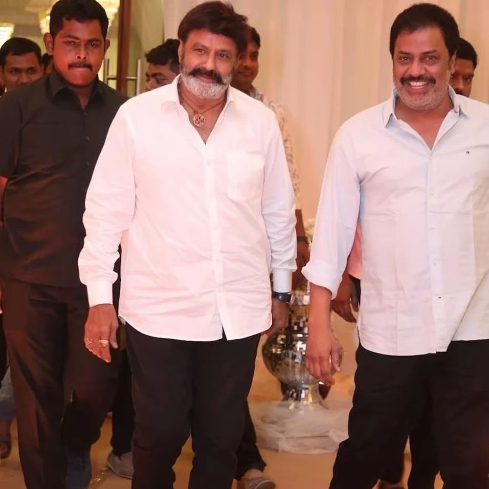 జూన్ 3న శర్వానంద్- రక్షిత ల వివాహం జైపూర్లోని లీలా ప్యాలెస్ లో అంగరంగ వైభవంగా జరిగింది. ప్రీ వెడ్డింగ్ సెలబ్రేషన్స్ ఓ రేంజ్ లో జరిగాయి. తర్వాత పెళ్లి వేడుక కూడా ఘనంగా జరిగింది. జూన్ 9 న శర్వానంద్ – రక్షిత రెడ్డి ల వెడ్డింగ్ రిసెప్షన్ హైదరాబాద్ లోని మాదాపూర్ లో ఉన్న ఎన్ కన్వెన్షన్ లో ఘనంగా జరిగింది. ఈ వేడుకకు రాంచరణ్, వెంకటేష్, బాలకృష్ణ, అల్లరి నరేష్,నిర్మాత సూర్య దేవర నాగ వంశీ, అల్లు శిరీష్, జీవిత రాజశేఖర్, శివాని, శివాత్మిక వంటి వారు హాజరయ్యారు. ఈ వేడుక సంబంధించిన ఫోటోలు ఇప్పుడు వైరల్ అవుతున్నాయి.