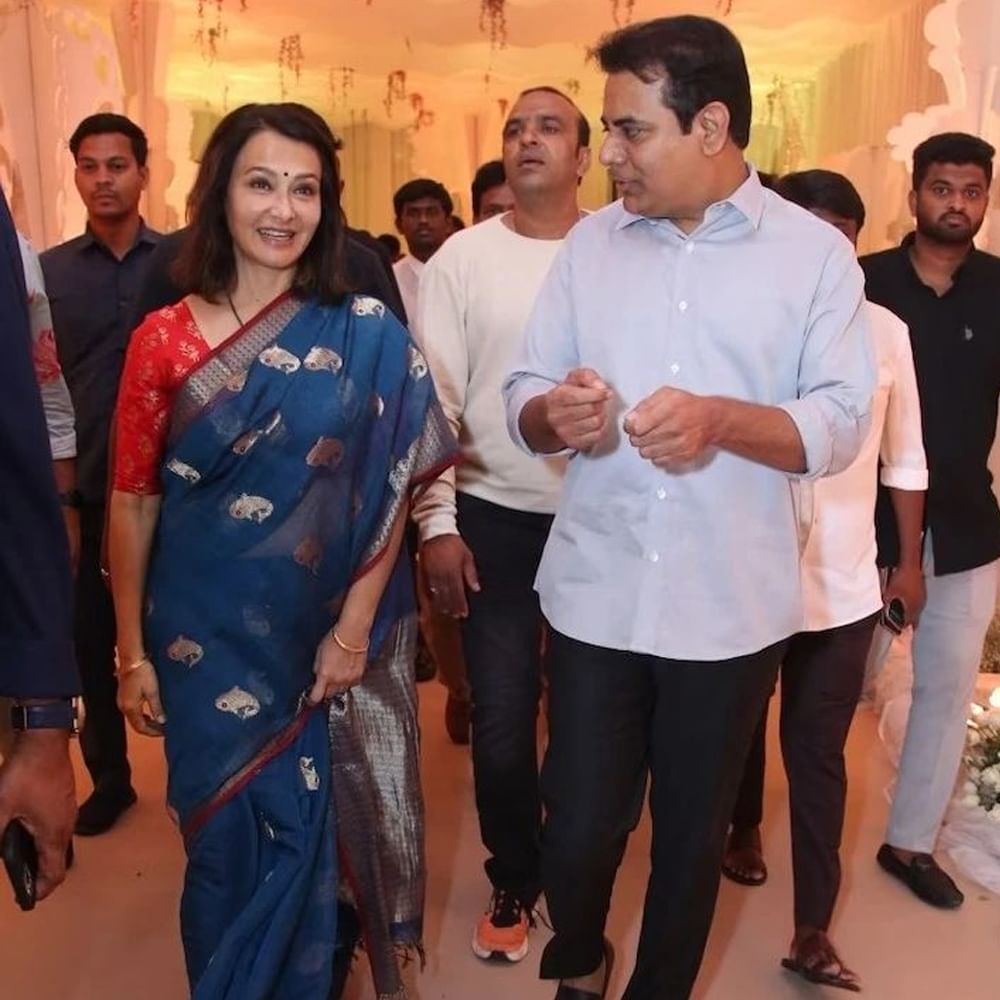 జూన్ 3న శర్వానంద్- రక్షిత ల వివాహం జైపూర్లోని లీలా ప్యాలెస్ లో అంగరంగ వైభవంగా జరిగింది. ప్రీ వెడ్డింగ్ సెలబ్రేషన్స్ ఓ రేంజ్ లో జరిగాయి. తర్వాత పెళ్లి వేడుక కూడా ఘనంగా జరిగింది. జూన్ 9 న శర్వానంద్ – రక్షిత రెడ్డి ల వెడ్డింగ్ రిసెప్షన్ హైదరాబాద్ లోని మాదాపూర్ లో ఉన్న ఎన్ కన్వెన్షన్ లో ఘనంగా జరిగింది. ఈ వేడుకకు రాంచరణ్, వెంకటేష్, బాలకృష్ణ, అల్లరి నరేష్,నిర్మాత సూర్య దేవర నాగ వంశీ, అల్లు శిరీష్, జీవిత రాజశేఖర్, శివాని, శివాత్మిక వంటి వారు హాజరయ్యారు. ఈ వేడుక సంబంధించిన ఫోటోలు ఇప్పుడు వైరల్ అవుతున్నాయి.