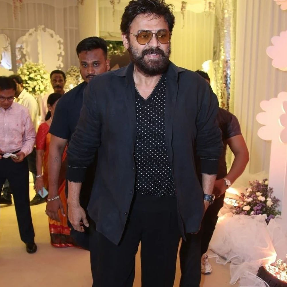 జూన్ 3న శర్వానంద్- రక్షిత ల వివాహం జైపూర్లోని లీలా ప్యాలెస్ లో అంగరంగ వైభవంగా జరిగింది. ప్రీ వెడ్డింగ్ సెలబ్రేషన్స్ ఓ రేంజ్ లో జరిగాయి. తర్వాత పెళ్లి వేడుక కూడా ఘనంగా జరిగింది. జూన్ 9 న శర్వానంద్ – రక్షిత రెడ్డి ల వెడ్డింగ్ రిసెప్షన్ హైదరాబాద్ లోని మాదాపూర్ లో ఉన్న ఎన్ కన్వెన్షన్ లో ఘనంగా జరిగింది. ఈ వేడుకకు రాంచరణ్, వెంకటేష్, బాలకృష్ణ, అల్లరి నరేష్,నిర్మాత సూర్య దేవర నాగ వంశీ, అల్లు శిరీష్, జీవిత రాజశేఖర్, శివాని, శివాత్మిక వంటి వారు హాజరయ్యారు. ఈ వేడుక సంబంధించిన ఫోటోలు ఇప్పుడు వైరల్ అవుతున్నాయి.
