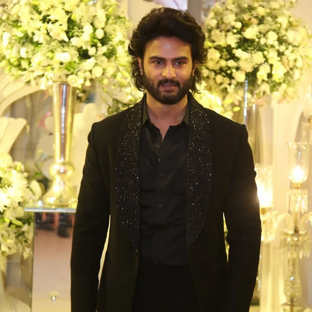 జూన్ 3న శర్వానంద్- రక్షిత ల వివాహం జైపూర్లోని లీలా ప్యాలెస్ లో అంగరంగ వైభవంగా జరిగింది. ప్రీ వెడ్డింగ్ సెలబ్రేషన్స్ ఓ రేంజ్ లో జరిగాయి. తర్వాత పెళ్లి వేడుక కూడా ఘనంగా జరిగింది. జూన్ 9 న శర్వానంద్ – రక్షిత రెడ్డి ల వెడ్డింగ్ రిసెప్షన్ హైదరాబాద్ లోని మాదాపూర్ లో ఉన్న ఎన్ కన్వెన్షన్ లో ఘనంగా జరిగింది. ఈ వేడుకకు రాంచరణ్, వెంకటేష్, బాలకృష్ణ, అల్లరి నరేష్,నిర్మాత సూర్య దేవర నాగ వంశీ, అల్లు శిరీష్, జీవిత రాజశేఖర్, శివాని, శివాత్మిక వంటి వారు హాజరయ్యారు. ఈ వేడుక సంబంధించిన ఫోటోలు ఇప్పుడు వైరల్ అవుతున్నాయి.