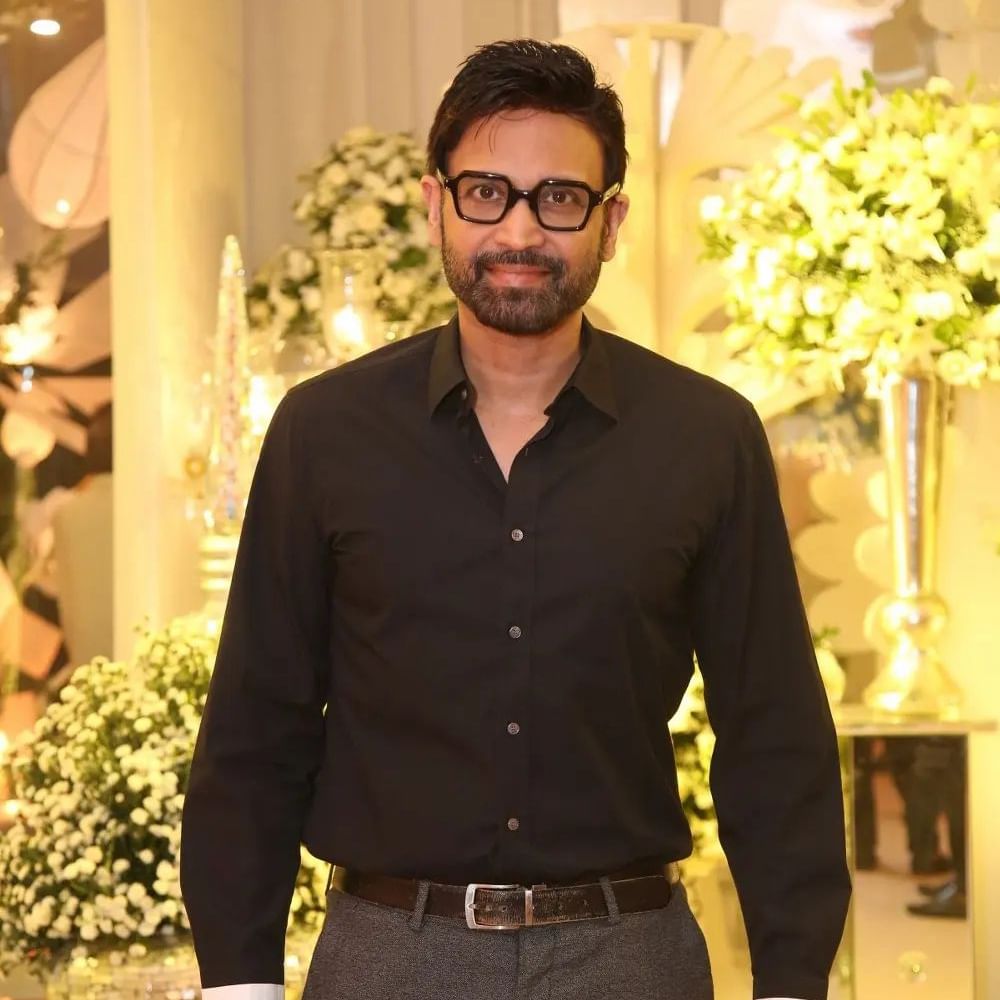 జూన్ 3న శర్వానంద్- రక్షిత ల వివాహం జైపూర్లోని లీలా ప్యాలెస్ లో అంగరంగ వైభవంగా జరిగింది. ప్రీ వెడ్డింగ్ సెలబ్రేషన్స్ ఓ రేంజ్ లో జరిగాయి. తర్వాత పెళ్లి వేడుక కూడా ఘనంగా జరిగింది. జూన్ 9 న శర్వానంద్ – రక్షిత రెడ్డి ల వెడ్డింగ్ రిసెప్షన్ హైదరాబాద్ లోని మాదాపూర్ లో ఉన్న ఎన్ కన్వెన్షన్ లో ఘనంగా జరిగింది. ఈ వేడుకకు రాంచరణ్, వెంకటేష్, బాలకృష్ణ, అల్లరి నరేష్,నిర్మాత సూర్య దేవర నాగ వంశీ, అల్లు శిరీష్, జీవిత రాజశేఖర్, శివాని, శివాత్మిక వంటి వారు హాజరయ్యారు. ఈ వేడుక సంబంధించిన ఫోటోలు ఇప్పుడు వైరల్ అవుతున్నాయి.