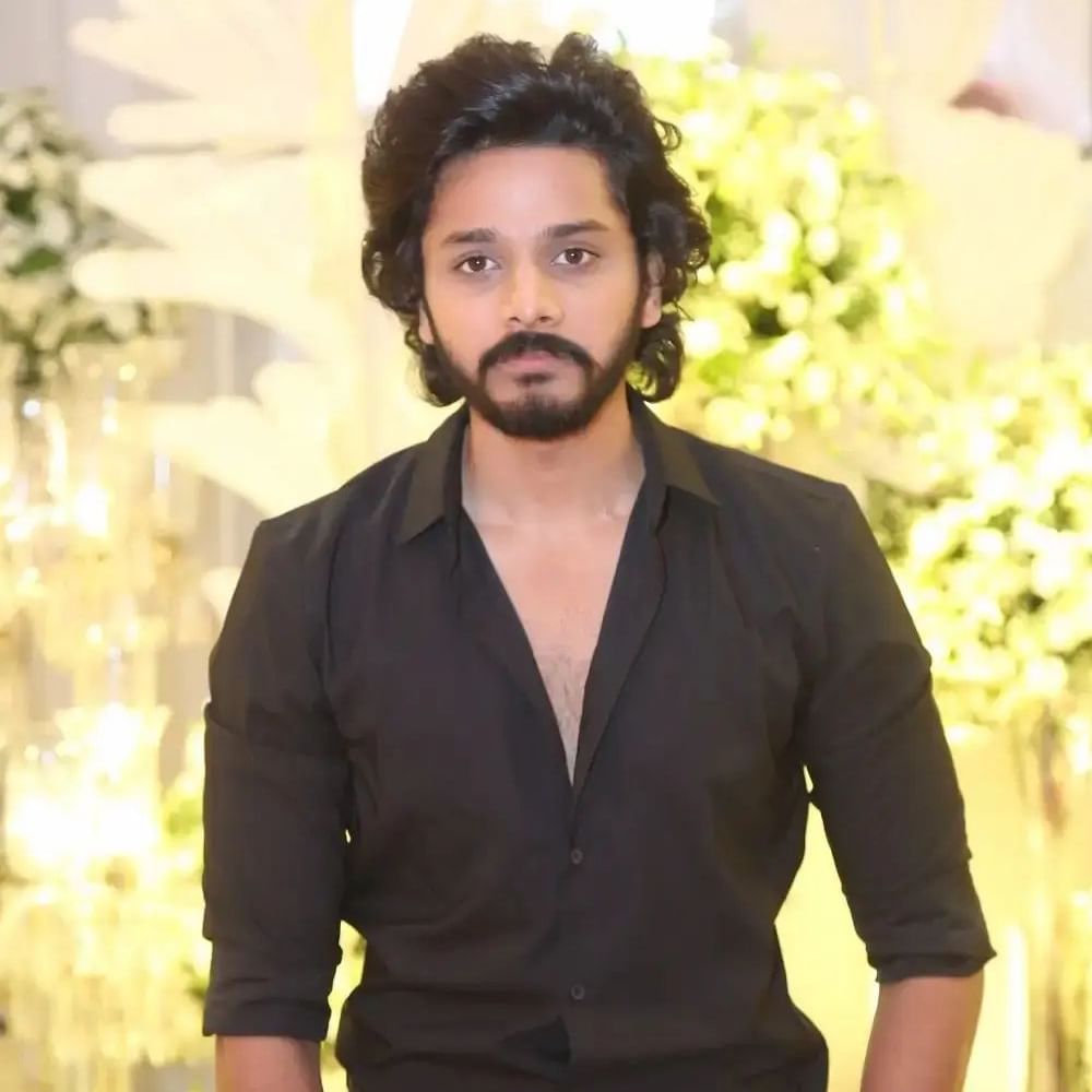జూన్ 3న శర్వానంద్- రక్షిత ల వివాహం జైపూర్లోని లీలా ప్యాలెస్ లో అంగరంగ వైభవంగా జరిగింది. ప్రీ వెడ్డింగ్ సెలబ్రేషన్స్ ఓ రేంజ్ లో జరిగాయి. తర్వాత పెళ్లి వేడుక కూడా ఘనంగా జరిగింది. జూన్ 9 న శర్వానంద్ – రక్షిత రెడ్డి ల వెడ్డింగ్ రిసెప్షన్ హైదరాబాద్ లోని మాదాపూర్ లో ఉన్న ఎన్ కన్వెన్షన్ లో ఘనంగా జరిగింది. ఈ వేడుకకు రాంచరణ్, వెంకటేష్, బాలకృష్ణ, అల్లరి నరేష్,నిర్మాత సూర్య దేవర నాగ వంశీ, అల్లు శిరీష్, జీవిత రాజశేఖర్, శివాని, శివాత్మిక వంటి వారు హాజరయ్యారు. ఈ వేడుక సంబంధించిన ఫోటోలు ఇప్పుడు వైరల్ అవుతున్నాయి.