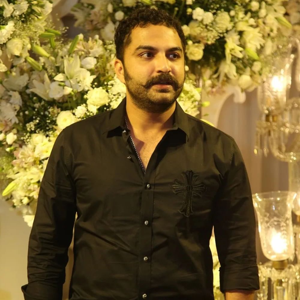 జూన్ 3న శర్వానంద్- రక్షిత ల వివాహం జైపూర్లోని లీలా ప్యాలెస్ లో అంగరంగ వైభవంగా జరిగింది. ప్రీ వెడ్డింగ్ సెలబ్రేషన్స్ ఓ రేంజ్ లో జరిగాయి. తర్వాత పెళ్లి వేడుక కూడా ఘనంగా జరిగింది. జూన్ 9 న శర్వానంద్ – రక్షిత రెడ్డి ల వెడ్డింగ్ రిసెప్షన్ హైదరాబాద్ లోని మాదాపూర్ లో ఉన్న ఎన్ కన్వెన్షన్ లో ఘనంగా జరిగింది. ఈ వేడుకకు రాంచరణ్, వెంకటేష్, బాలకృష్ణ, అల్లరి నరేష్,నిర్మాత సూర్య దేవర నాగ వంశీ, అల్లు శిరీష్, జీవిత రాజశేఖర్, శివాని, శివాత్మిక వంటి వారు హాజరయ్యారు. ఈ వేడుక సంబంధించిన ఫోటోలు ఇప్పుడు వైరల్ అవుతున్నాయి.