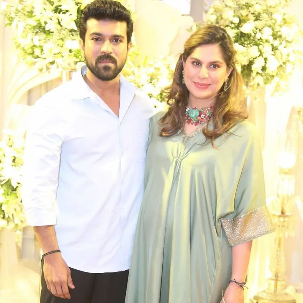 జూన్ 3న శర్వానంద్- రక్షిత ల వివాహం జైపూర్లోని లీలా ప్యాలెస్ లో అంగరంగ వైభవంగా జరిగింది. ప్రీ వెడ్డింగ్ సెలబ్రేషన్స్ ఓ రేంజ్ లో జరిగాయి. తర్వాత పెళ్లి వేడుక కూడా ఘనంగా జరిగింది. జూన్ 9 న శర్వానంద్ – రక్షిత రెడ్డి ల వెడ్డింగ్ రిసెప్షన్ హైదరాబాద్ లోని మాదాపూర్ లో ఉన్న ఎన్ కన్వెన్షన్ లో ఘనంగా జరిగింది. ఈ వేడుకకు రాంచరణ్, వెంకటేష్, బాలకృష్ణ, అల్లరి నరేష్,నిర్మాత సూర్య దేవర నాగ వంశీ, అల్లు శిరీష్, జీవిత రాజశేఖర్, శివాని, శివాత్మిక వంటి వారు హాజరయ్యారు. ఈ వేడుక సంబంధించిన ఫోటోలు ఇప్పుడు వైరల్ అవుతున్నాయి.