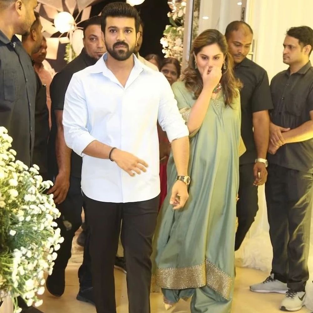 జూన్ 3న శర్వానంద్- రక్షిత ల వివాహం జైపూర్లోని లీలా ప్యాలెస్ లో అంగరంగ వైభవంగా జరిగింది. ప్రీ వెడ్డింగ్ సెలబ్రేషన్స్ ఓ రేంజ్ లో జరిగాయి. తర్వాత పెళ్లి వేడుక కూడా ఘనంగా జరిగింది. జూన్ 9 న శర్వానంద్ – రక్షిత రెడ్డి ల వెడ్డింగ్ రిసెప్షన్ హైదరాబాద్ లోని మాదాపూర్ లో ఉన్న ఎన్ కన్వెన్షన్ లో ఘనంగా జరిగింది. ఈ వేడుకకు రాంచరణ్, వెంకటేష్, బాలకృష్ణ, అల్లరి నరేష్,నిర్మాత సూర్య దేవర నాగ వంశీ, అల్లు శిరీష్, జీవిత రాజశేఖర్, శివాని, శివాత్మిక వంటి వారు హాజరయ్యారు. ఈ వేడుక సంబంధించిన ఫోటోలు ఇప్పుడు వైరల్ అవుతున్నాయి.