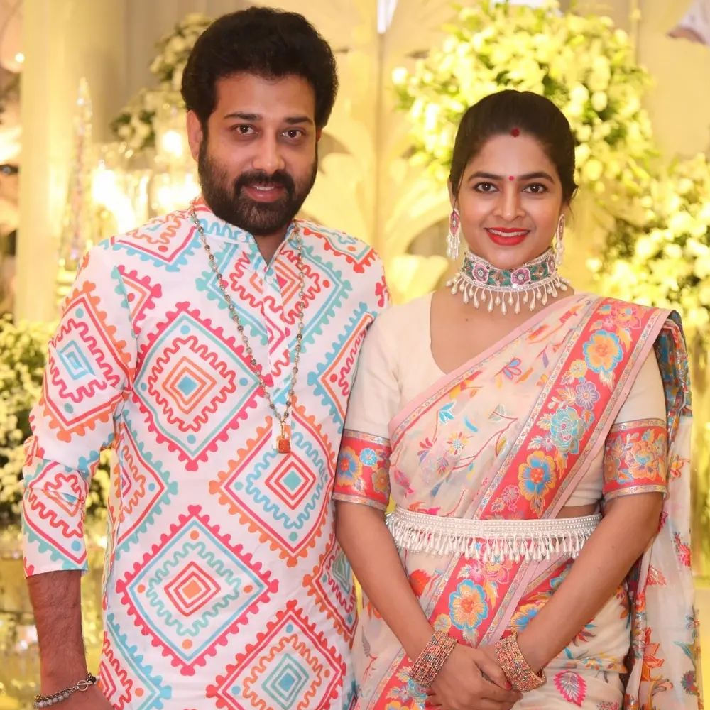 జూన్ 3న శర్వానంద్- రక్షిత ల వివాహం జైపూర్లోని లీలా ప్యాలెస్ లో అంగరంగ వైభవంగా జరిగింది. ప్రీ వెడ్డింగ్ సెలబ్రేషన్స్ ఓ రేంజ్ లో జరిగాయి. తర్వాత పెళ్లి వేడుక కూడా ఘనంగా జరిగింది. జూన్ 9 న శర్వానంద్ – రక్షిత రెడ్డి ల వెడ్డింగ్ రిసెప్షన్ హైదరాబాద్ లోని మాదాపూర్ లో ఉన్న ఎన్ కన్వెన్షన్ లో ఘనంగా జరిగింది. ఈ వేడుకకు రాంచరణ్, వెంకటేష్, బాలకృష్ణ, అల్లరి నరేష్,నిర్మాత సూర్య దేవర నాగ వంశీ, అల్లు శిరీష్, జీవిత రాజశేఖర్, శివాని, శివాత్మిక వంటి వారు హాజరయ్యారు. ఈ వేడుక సంబంధించిన ఫోటోలు ఇప్పుడు వైరల్ అవుతున్నాయి.