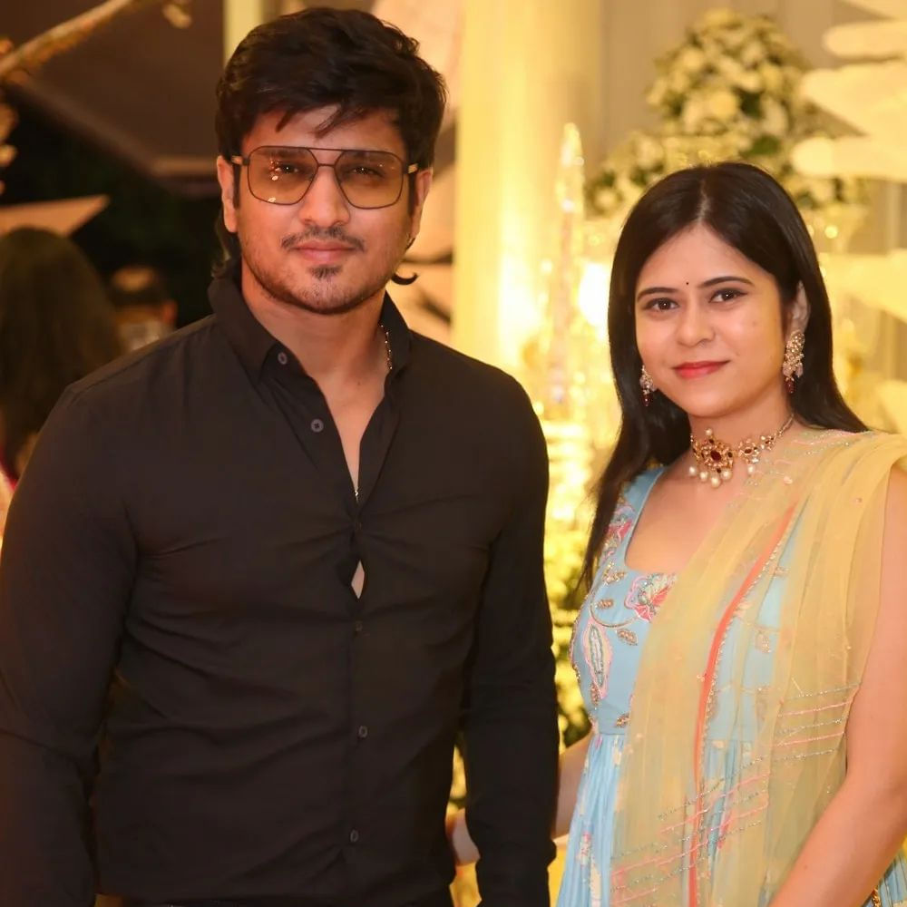జూన్ 3న శర్వానంద్- రక్షిత ల వివాహం జైపూర్లోని లీలా ప్యాలెస్ లో అంగరంగ వైభవంగా జరిగింది. ప్రీ వెడ్డింగ్ సెలబ్రేషన్స్ ఓ రేంజ్ లో జరిగాయి. తర్వాత పెళ్లి వేడుక కూడా ఘనంగా జరిగింది. జూన్ 9 న శర్వానంద్ – రక్షిత రెడ్డి ల వెడ్డింగ్ రిసెప్షన్ హైదరాబాద్ లోని మాదాపూర్ లో ఉన్న ఎన్ కన్వెన్షన్ లో ఘనంగా జరిగింది. ఈ వేడుకకు రాంచరణ్, వెంకటేష్, బాలకృష్ణ, అల్లరి నరేష్,నిర్మాత సూర్య దేవర నాగ వంశీ, అల్లు శిరీష్, జీవిత రాజశేఖర్, శివాని, శివాత్మిక వంటి వారు హాజరయ్యారు. ఈ వేడుక సంబంధించిన ఫోటోలు ఇప్పుడు వైరల్ అవుతున్నాయి.