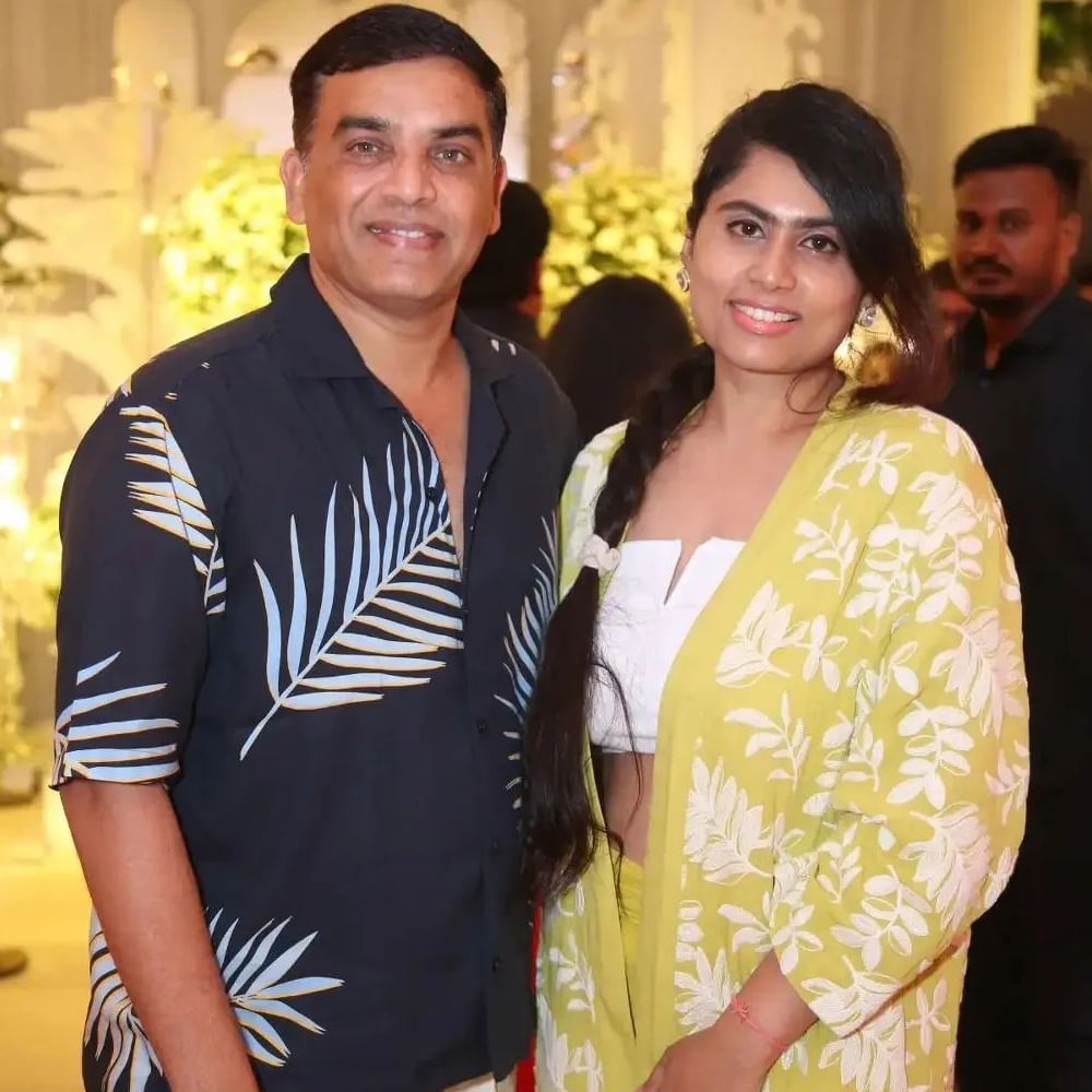 జూన్ 3న శర్వానంద్- రక్షిత ల వివాహం జైపూర్లోని లీలా ప్యాలెస్ లో అంగరంగ వైభవంగా జరిగింది. ప్రీ వెడ్డింగ్ సెలబ్రేషన్స్ ఓ రేంజ్ లో జరిగాయి. తర్వాత పెళ్లి వేడుక కూడా ఘనంగా జరిగింది. జూన్ 9 న శర్వానంద్ – రక్షిత రెడ్డి ల వెడ్డింగ్ రిసెప్షన్ హైదరాబాద్ లోని మాదాపూర్ లో ఉన్న ఎన్ కన్వెన్షన్ లో ఘనంగా జరిగింది. ఈ వేడుకకు రాంచరణ్, వెంకటేష్, బాలకృష్ణ, అల్లరి నరేష్,నిర్మాత సూర్య దేవర నాగ వంశీ, అల్లు శిరీష్, జీవిత రాజశేఖర్, శివాని, శివాత్మిక వంటి వారు హాజరయ్యారు. ఈ వేడుక సంబంధించిన ఫోటోలు ఇప్పుడు వైరల్ అవుతున్నాయి.