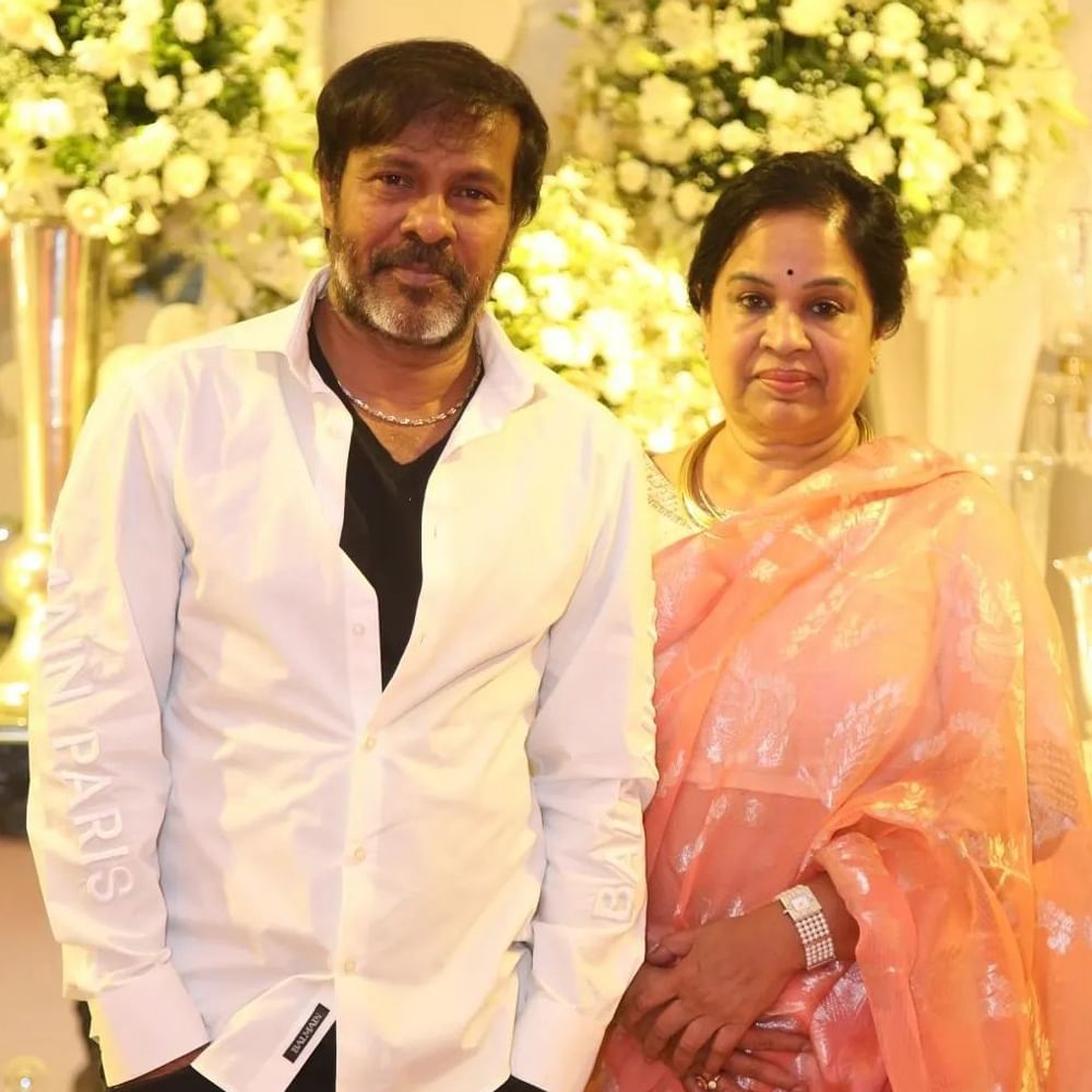 జూన్ 3న శర్వానంద్- రక్షిత ల వివాహం జైపూర్లోని లీలా ప్యాలెస్ లో అంగరంగ వైభవంగా జరిగింది. ప్రీ వెడ్డింగ్ సెలబ్రేషన్స్ ఓ రేంజ్ లో జరిగాయి. తర్వాత పెళ్లి వేడుక కూడా ఘనంగా జరిగింది. జూన్ 9 న శర్వానంద్ – రక్షిత రెడ్డి ల వెడ్డింగ్ రిసెప్షన్ హైదరాబాద్ లోని మాదాపూర్ లో ఉన్న ఎన్ కన్వెన్షన్ లో ఘనంగా జరిగింది. ఈ వేడుకకు రాంచరణ్, వెంకటేష్, బాలకృష్ణ, అల్లరి నరేష్,నిర్మాత సూర్య దేవర నాగ వంశీ, అల్లు శిరీష్, జీవిత రాజశేఖర్, శివాని, శివాత్మిక వంటి వారు హాజరయ్యారు. ఈ వేడుక సంబంధించిన ఫోటోలు ఇప్పుడు వైరల్ అవుతున్నాయి.