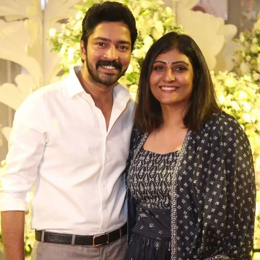 జూన్ 3న శర్వానంద్- రక్షిత ల వివాహం జైపూర్లోని లీలా ప్యాలెస్ లో అంగరంగ వైభవంగా జరిగింది. ప్రీ వెడ్డింగ్ సెలబ్రేషన్స్ ఓ రేంజ్ లో జరిగాయి. తర్వాత పెళ్లి వేడుక కూడా ఘనంగా జరిగింది. జూన్ 9 న శర్వానంద్ – రక్షిత రెడ్డి ల వెడ్డింగ్ రిసెప్షన్ హైదరాబాద్ లోని మాదాపూర్ లో ఉన్న ఎన్ కన్వెన్షన్ లో ఘనంగా జరిగింది. ఈ వేడుకకు రాంచరణ్, వెంకటేష్, బాలకృష్ణ, అల్లరి నరేష్,నిర్మాత సూర్య దేవర నాగ వంశీ, అల్లు శిరీష్, జీవిత రాజశేఖర్, శివాని, శివాత్మిక వంటి వారు హాజరయ్యారు. ఈ వేడుక సంబంధించిన ఫోటోలు ఇప్పుడు వైరల్ అవుతున్నాయి.