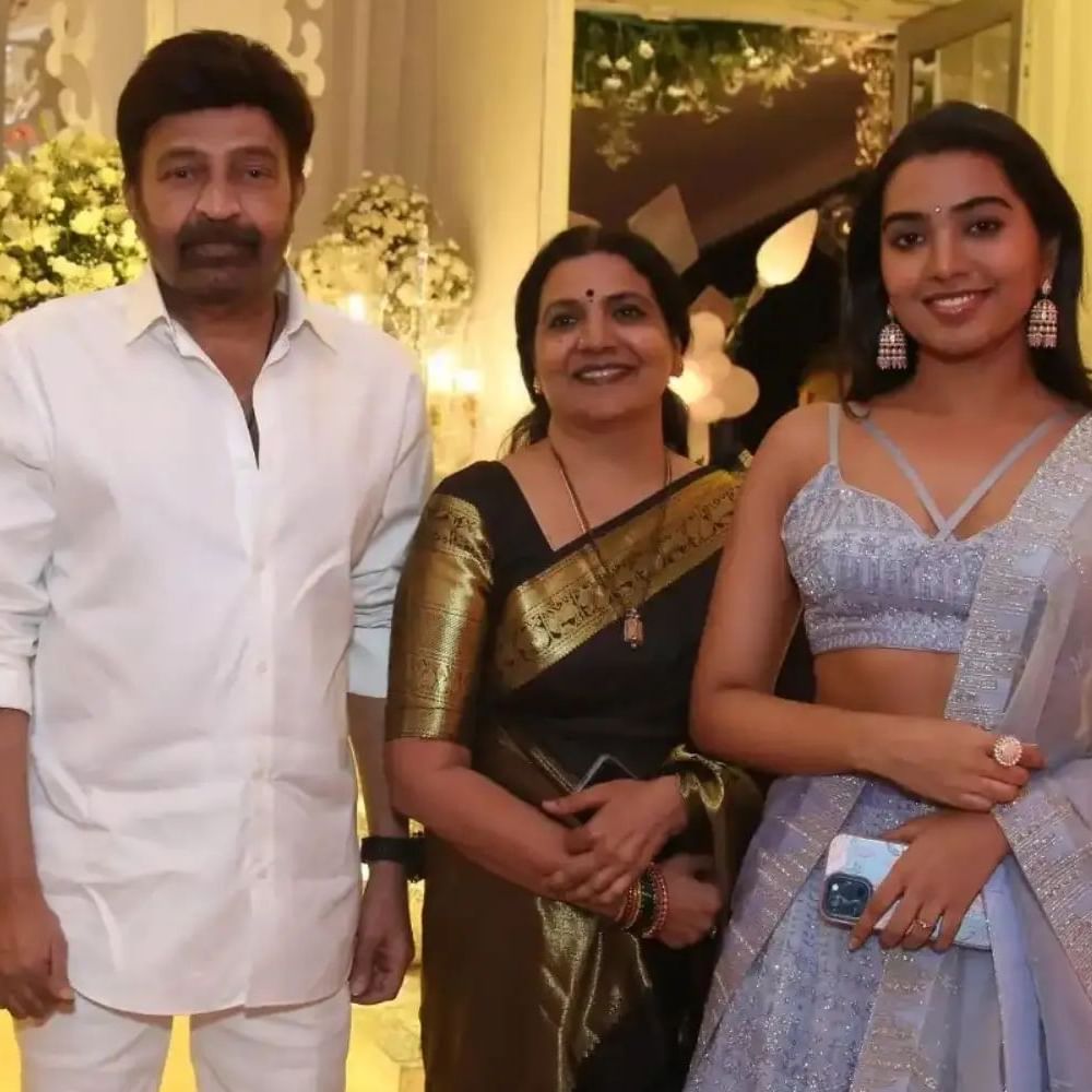 జూన్ 3న శర్వానంద్- రక్షిత ల వివాహం జైపూర్లోని లీలా ప్యాలెస్ లో అంగరంగ వైభవంగా జరిగింది. ప్రీ వెడ్డింగ్ సెలబ్రేషన్స్ ఓ రేంజ్ లో జరిగాయి. తర్వాత పెళ్లి వేడుక కూడా ఘనంగా జరిగింది. జూన్ 9 న శర్వానంద్ – రక్షిత రెడ్డి ల వెడ్డింగ్ రిసెప్షన్ హైదరాబాద్ లోని మాదాపూర్ లో ఉన్న ఎన్ కన్వెన్షన్ లో ఘనంగా జరిగింది. ఈ వేడుకకు రాంచరణ్, వెంకటేష్, బాలకృష్ణ, అల్లరి నరేష్,నిర్మాత సూర్య దేవర నాగ వంశీ, అల్లు శిరీష్, జీవిత రాజశేఖర్, శివాని, శివాత్మిక వంటి వారు హాజరయ్యారు. ఈ వేడుక సంబంధించిన ఫోటోలు ఇప్పుడు వైరల్ అవుతున్నాయి.