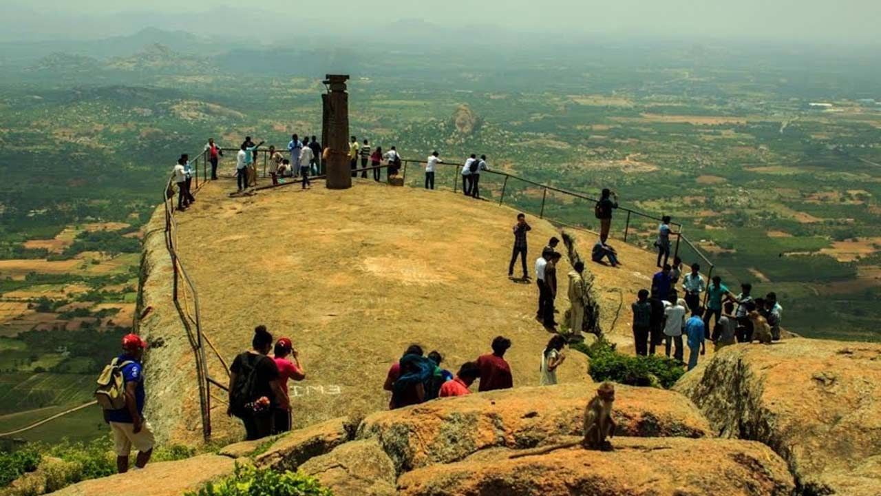 ఈ వింత మన ప్రాచీన వాస్తుశిల్పుల ప్రజ్ఞకు తార్కాణం అని అంటారు. శివగంగ పర్వతం మీద ట్రెక్కింగ్ ఒక అద్భుతం. ఈ పర్వతాన్ని అధిరోహించిన అనుభవం.. తరువాత వీక్షణ పర్యాటకులను మంత్రముగ్దులను చేస్తుంది.
