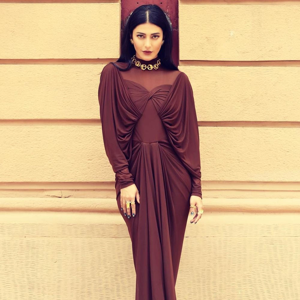 కమల్ హాసన్ కూతురిగా వెండితెరకు పరిచయమైన శ్రుతి హాసన్ ప్రస్తుతం బ్యాక్ టూ బ్యాక్ హిట్స్ తో ఫుల్ జోష్ మీదుంది. తెలుగుతోపాటు తమిళ్, హిందీ సినిమాల్లోనూ నటిస్తుంది ఈ ముద్దుగుమ్మ. సోషల్ మీడియాలో కూడా తనదైన స్టైలిష్ ఫొటోస్ తో జోష్ మీదే ఉంటుంది. తాజాగా ఈ సొగసరి ఫోటోలు నెట్టింట తెగ చక్కర్లు కొడుతున్నాయి.