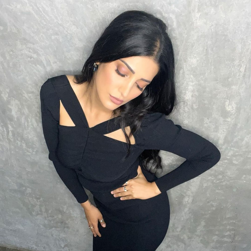 కమల్ హాసన్ కూతురిగా వెండితెరకు పరిచయమైన శ్రుతి హాసన్ ప్రస్తుతం బ్యాక్ టూ బ్యాక్ హిట్స్ తో ఫుల్ జోష్ మీదుంది. తెలుగుతోపాటు తమిళ్, హిందీ సినిమాల్లోనూ నటిస్తుంది ఈ ముద్దుగుమ్మ. సోషల్ మీడియాలో కూడా తనదైన స్టైలిష్ ఫొటోస్ తో జోష్ మీదే ఉంటుంది. తాజాగా ఈ సొగసరి ఫోటోలు నెట్టింట తెగ చక్కర్లు కొడుతున్నాయి.