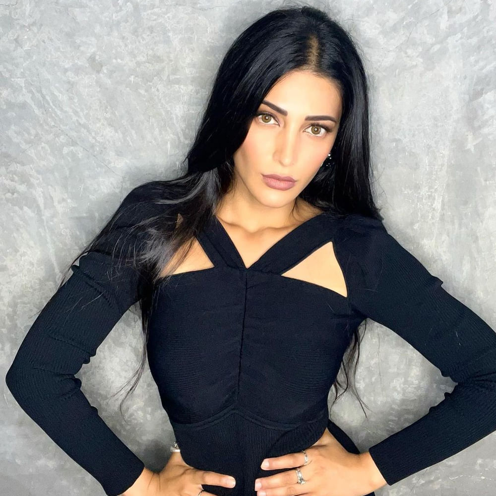 కమల్ హాసన్ కూతురిగా వెండితెరకు పరిచయమైన శ్రుతి హాసన్ ప్రస్తుతం బ్యాక్ టూ బ్యాక్ హిట్స్ తో ఫుల్ జోష్ మీదుంది. తెలుగుతోపాటు తమిళ్, హిందీ సినిమాల్లోనూ నటిస్తుంది ఈ ముద్దుగుమ్మ. సోషల్ మీడియాలో కూడా తనదైన స్టైలిష్ ఫొటోస్ తో జోష్ మీదే ఉంటుంది. తాజాగా ఈ సొగసరి ఫోటోలు నెట్టింట తెగ చక్కర్లు కొడుతున్నాయి.