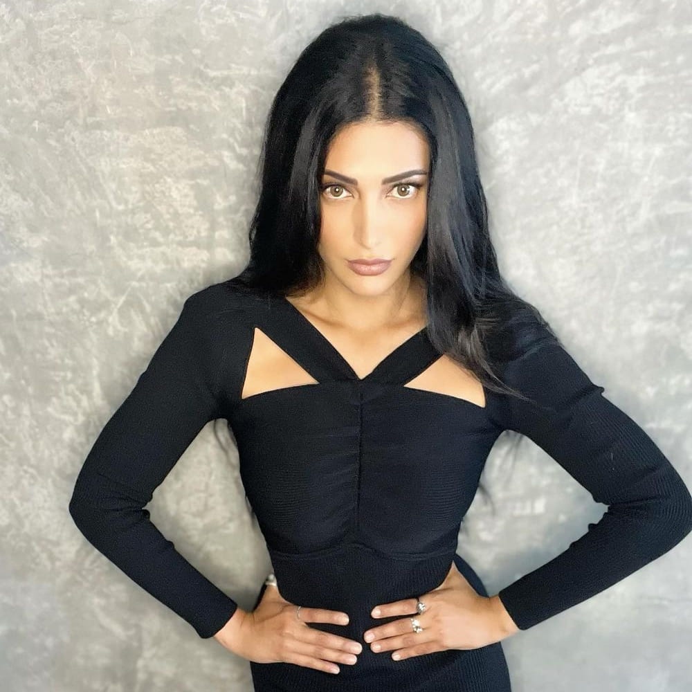 కమల్ హాసన్ కూతురిగా వెండితెరకు పరిచయమైన శ్రుతి హాసన్ ప్రస్తుతం బ్యాక్ టూ బ్యాక్ హిట్స్ తో ఫుల్ జోష్ మీదుంది. తెలుగుతోపాటు తమిళ్, హిందీ సినిమాల్లోనూ నటిస్తుంది ఈ ముద్దుగుమ్మ. సోషల్ మీడియాలో కూడా తనదైన స్టైలిష్ ఫొటోస్ తో జోష్ మీదే ఉంటుంది. తాజాగా ఈ సొగసరి ఫోటోలు నెట్టింట తెగ చక్కర్లు కొడుతున్నాయి.