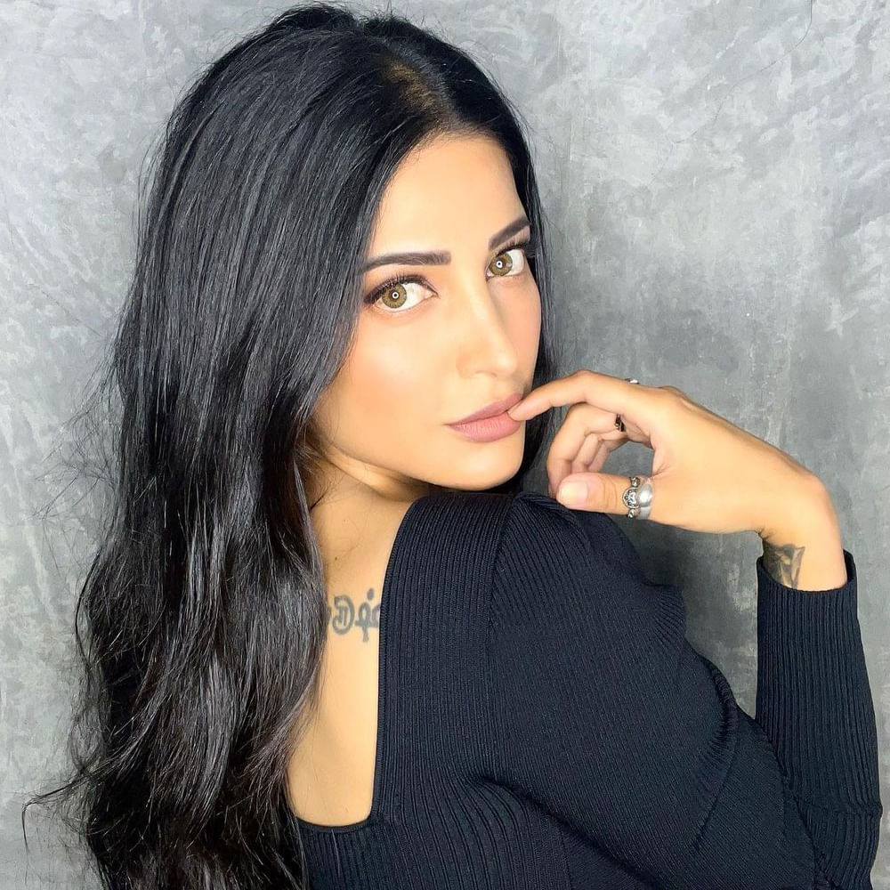 కమల్ హాసన్ కూతురిగా వెండితెరకు పరిచయమైన శ్రుతి హాసన్ ప్రస్తుతం బ్యాక్ టూ బ్యాక్ హిట్స్ తో ఫుల్ జోష్ మీదుంది. తెలుగుతోపాటు తమిళ్, హిందీ సినిమాల్లోనూ నటిస్తుంది ఈ ముద్దుగుమ్మ. సోషల్ మీడియాలో కూడా తనదైన స్టైలిష్ ఫొటోస్ తో జోష్ మీదే ఉంటుంది. తాజాగా ఈ సొగసరి ఫోటోలు నెట్టింట తెగ చక్కర్లు కొడుతున్నాయి.