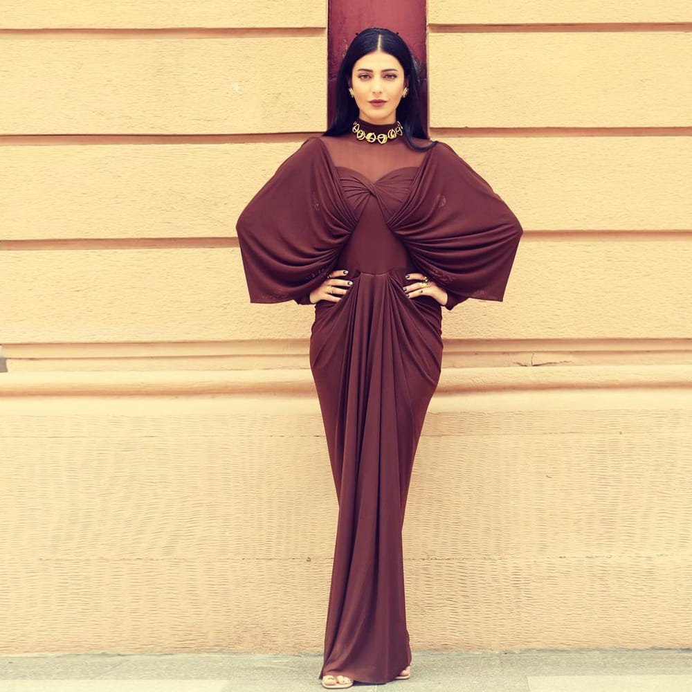 కమల్ హాసన్ కూతురిగా వెండితెరకు పరిచయమైన శ్రుతి హాసన్ ప్రస్తుతం బ్యాక్ టూ బ్యాక్ హిట్స్ తో ఫుల్ జోష్ మీదుంది. తెలుగుతోపాటు తమిళ్, హిందీ సినిమాల్లోనూ నటిస్తుంది ఈ ముద్దుగుమ్మ. సోషల్ మీడియాలో కూడా తనదైన స్టైలిష్ ఫొటోస్ తో జోష్ మీదే ఉంటుంది. తాజాగా ఈ సొగసరి ఫోటోలు నెట్టింట తెగ చక్కర్లు కొడుతున్నాయి.