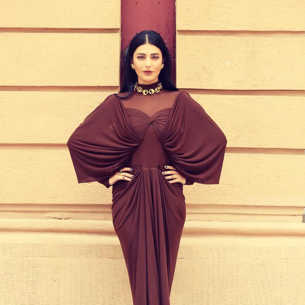 కమల్ హాసన్ కూతురిగా వెండితెరకు పరిచయమైన శ్రుతి హాసన్ ప్రస్తుతం బ్యాక్ టూ బ్యాక్ హిట్స్ తో ఫుల్ జోష్ మీదుంది. తెలుగుతోపాటు తమిళ్, హిందీ సినిమాల్లోనూ నటిస్తుంది ఈ ముద్దుగుమ్మ. సోషల్ మీడియాలో కూడా తనదైన స్టైలిష్ ఫొటోస్ తో జోష్ మీదే ఉంటుంది. తాజాగా ఈ సొగసరి ఫోటోలు నెట్టింట తెగ చక్కర్లు కొడుతున్నాయి.