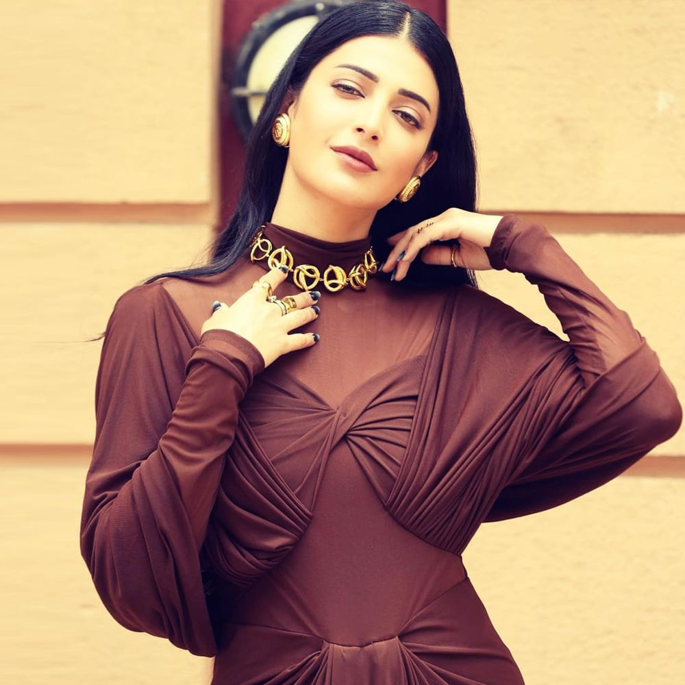 కమల్ హాసన్ కూతురిగా వెండితెరకు పరిచయమైన శ్రుతి హాసన్ ప్రస్తుతం బ్యాక్ టూ బ్యాక్ హిట్స్ తో ఫుల్ జోష్ మీదుంది. తెలుగుతోపాటు తమిళ్, హిందీ సినిమాల్లోనూ నటిస్తుంది ఈ ముద్దుగుమ్మ. సోషల్ మీడియాలో కూడా తనదైన స్టైలిష్ ఫొటోస్ తో జోష్ మీదే ఉంటుంది. తాజాగా ఈ సొగసరి ఫోటోలు నెట్టింట తెగ చక్కర్లు కొడుతున్నాయి.