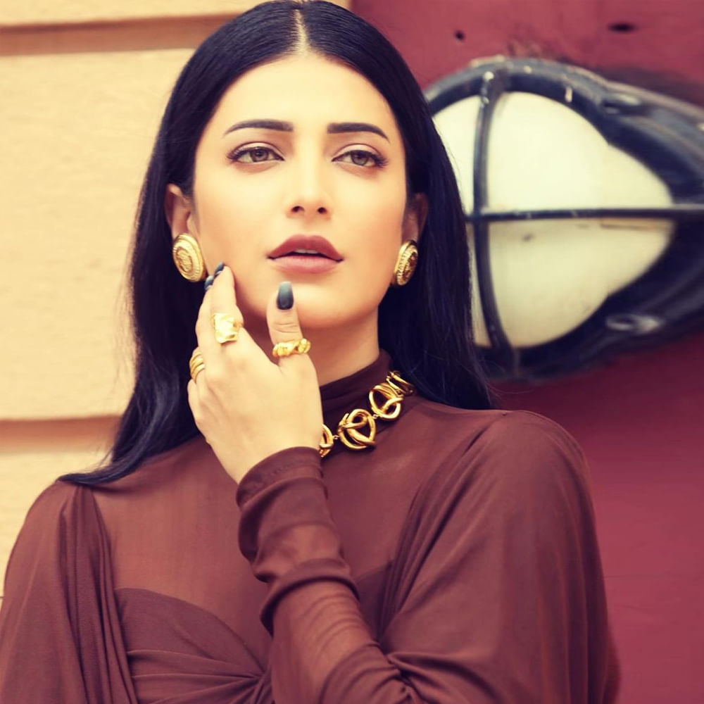 కమల్ హాసన్ కూతురిగా వెండితెరకు పరిచయమైన శ్రుతి హాసన్ ప్రస్తుతం బ్యాక్ టూ బ్యాక్ హిట్స్ తో ఫుల్ జోష్ మీదుంది. తెలుగుతోపాటు తమిళ్, హిందీ సినిమాల్లోనూ నటిస్తుంది ఈ ముద్దుగుమ్మ. సోషల్ మీడియాలో కూడా తనదైన స్టైలిష్ ఫొటోస్ తో జోష్ మీదే ఉంటుంది. తాజాగా ఈ సొగసరి ఫోటోలు నెట్టింట తెగ చక్కర్లు కొడుతున్నాయి.