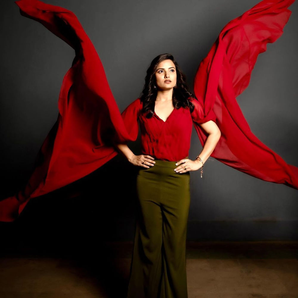 బిగ్బాస్ తెలుగు సీజన్-5 కంటెస్టెంట్గా అందరికి సుపరిచితం సిరి హనుమంత్. యూట్యూబ్లో సిరీస్లు, షార్ట్ ఫిలిమ్స్ లో నటనతో ఆకట్టుకుంది ఈ భామ. ఇటీవలే పులి మేక వెబ్ సిరీస్ తో మెప్పించింది. కెరియర్ మొదట్లో కొన్ని న్యూస్ ఛానెళ్లలో పని చేసింది. సోషల్ మీడియా ఈమె షేర్ చేసిన ఫోటోలకు ఫాన్స్ తెగ లైక్స్ కొడుతున్నారు. ఆ ఫోటోలపై మీరూ ఓ లుక్ వెయ్యండి.