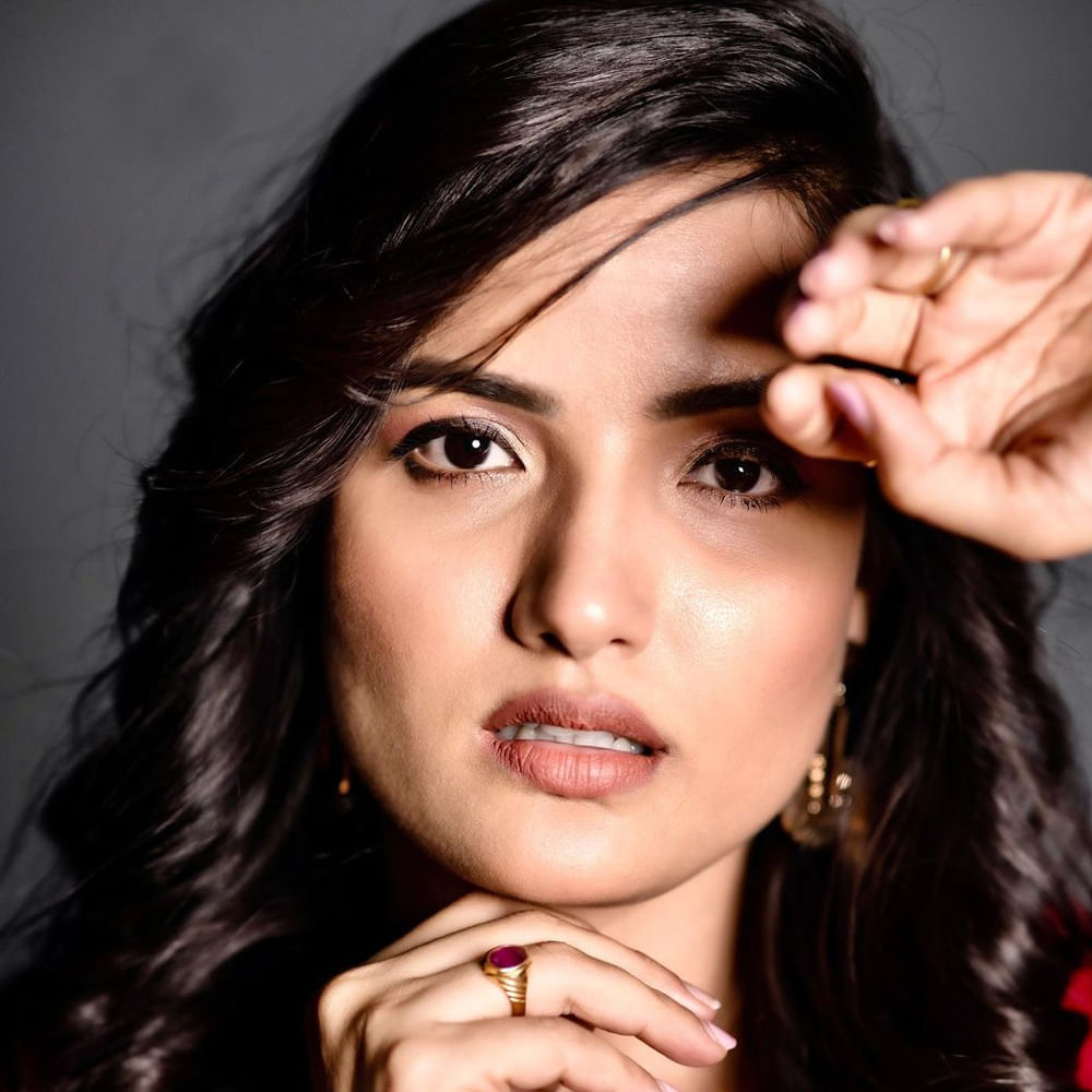 బిగ్బాస్ తెలుగు సీజన్-5 కంటెస్టెంట్గా అందరికి సుపరిచితం సిరి హనుమంత్. యూట్యూబ్లో సిరీస్లు, షార్ట్ ఫిలిమ్స్ లో నటనతో ఆకట్టుకుంది ఈ భామ. ఇటీవలే పులి మేక వెబ్ సిరీస్ తో మెప్పించింది. కెరియర్ మొదట్లో కొన్ని న్యూస్ ఛానెళ్లలో పని చేసింది. సోషల్ మీడియా ఈమె షేర్ చేసిన ఫోటోలకు ఫాన్స్ తెగ లైక్స్ కొడుతున్నారు. ఆ ఫోటోలపై మీరూ ఓ లుక్ వెయ్యండి.