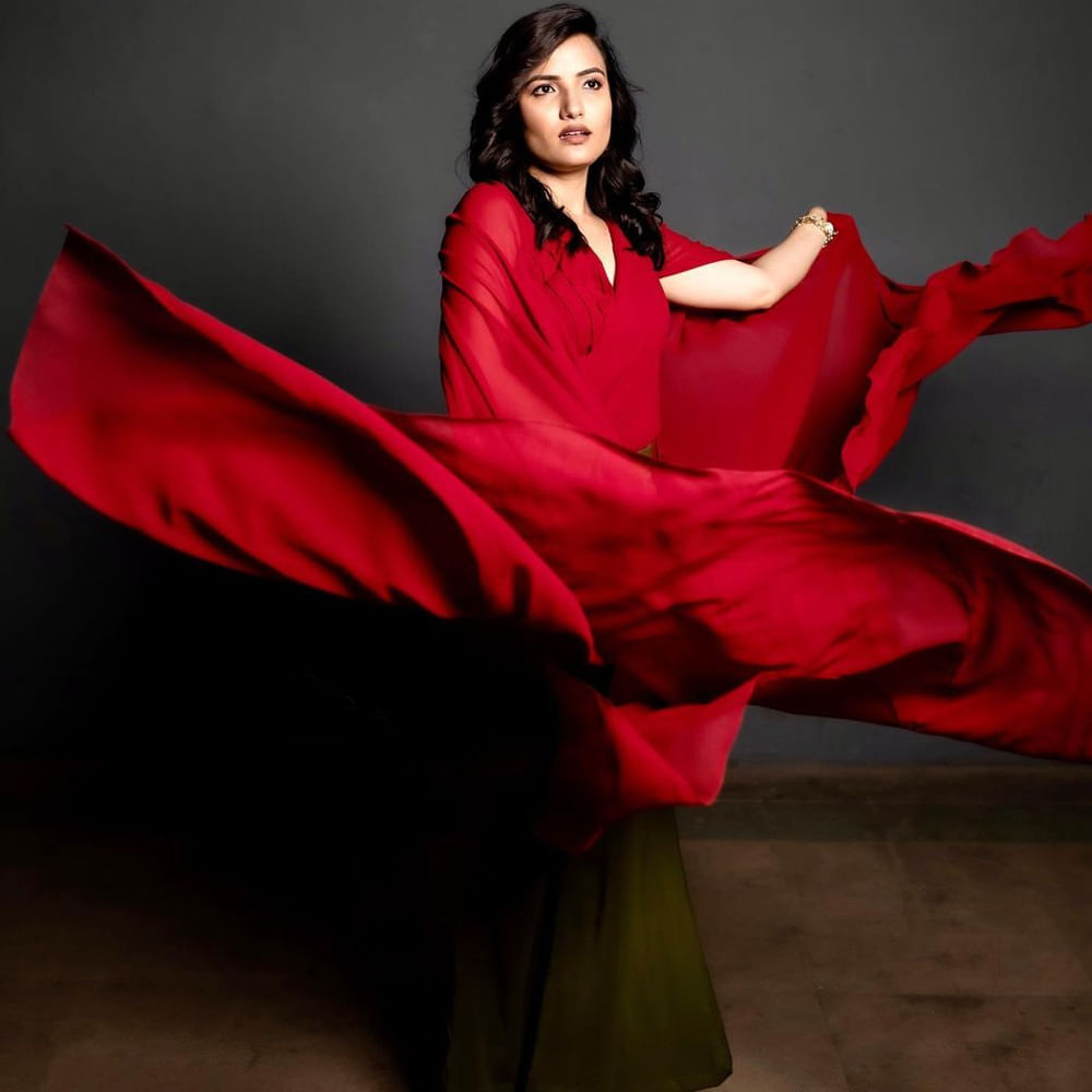 బిగ్బాస్ తెలుగు సీజన్-5 కంటెస్టెంట్గా అందరికి సుపరిచితం సిరి హనుమంత్. యూట్యూబ్లో సిరీస్లు, షార్ట్ ఫిలిమ్స్ లో నటనతో ఆకట్టుకుంది ఈ భామ. ఇటీవలే పులి మేక వెబ్ సిరీస్ తో మెప్పించింది. కెరియర్ మొదట్లో కొన్ని న్యూస్ ఛానెళ్లలో పని చేసింది. సోషల్ మీడియా ఈమె షేర్ చేసిన ఫోటోలకు ఫాన్స్ తెగ లైక్స్ కొడుతున్నారు. ఆ ఫోటోలపై మీరూ ఓ లుక్ వెయ్యండి.