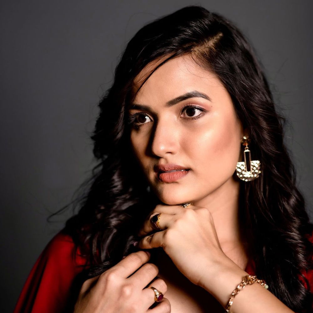 బిగ్బాస్ తెలుగు సీజన్-5 కంటెస్టెంట్గా అందరికి సుపరిచితం సిరి హనుమంత్. యూట్యూబ్లో సిరీస్లు, షార్ట్ ఫిలిమ్స్ లో నటనతో ఆకట్టుకుంది ఈ భామ. ఇటీవలే పులి మేక వెబ్ సిరీస్ తో మెప్పించింది. కెరియర్ మొదట్లో కొన్ని న్యూస్ ఛానెళ్లలో పని చేసింది. సోషల్ మీడియా ఈమె షేర్ చేసిన ఫోటోలకు ఫాన్స్ తెగ లైక్స్ కొడుతున్నారు. ఆ ఫోటోలపై మీరూ ఓ లుక్ వెయ్యండి.