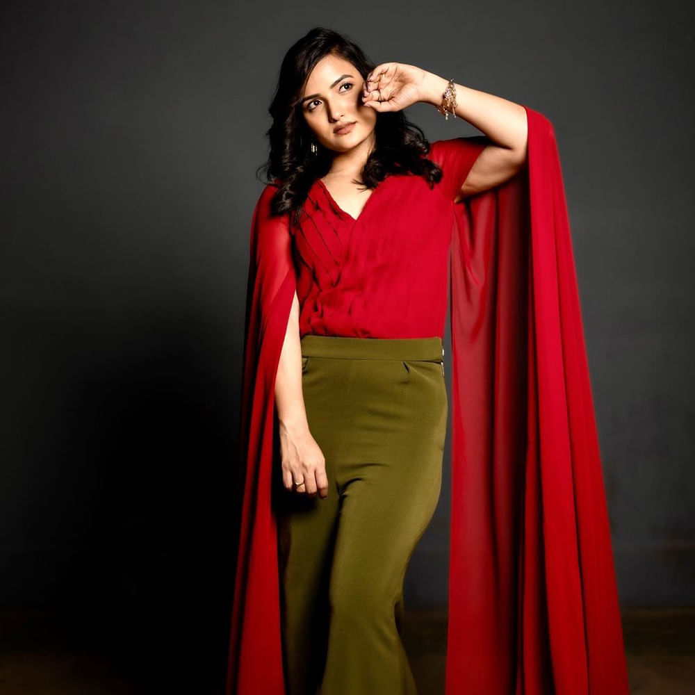 బిగ్బాస్ తెలుగు సీజన్-5 కంటెస్టెంట్గా అందరికి సుపరిచితం సిరి హనుమంత్. యూట్యూబ్లో సిరీస్లు, షార్ట్ ఫిలిమ్స్ లో నటనతో ఆకట్టుకుంది ఈ భామ. ఇటీవలే పులి మేక వెబ్ సిరీస్ తో మెప్పించింది. కెరియర్ మొదట్లో కొన్ని న్యూస్ ఛానెళ్లలో పని చేసింది. సోషల్ మీడియా ఈమె షేర్ చేసిన ఫోటోలకు ఫాన్స్ తెగ లైక్స్ కొడుతున్నారు. ఆ ఫోటోలపై మీరూ ఓ లుక్ వెయ్యండి.