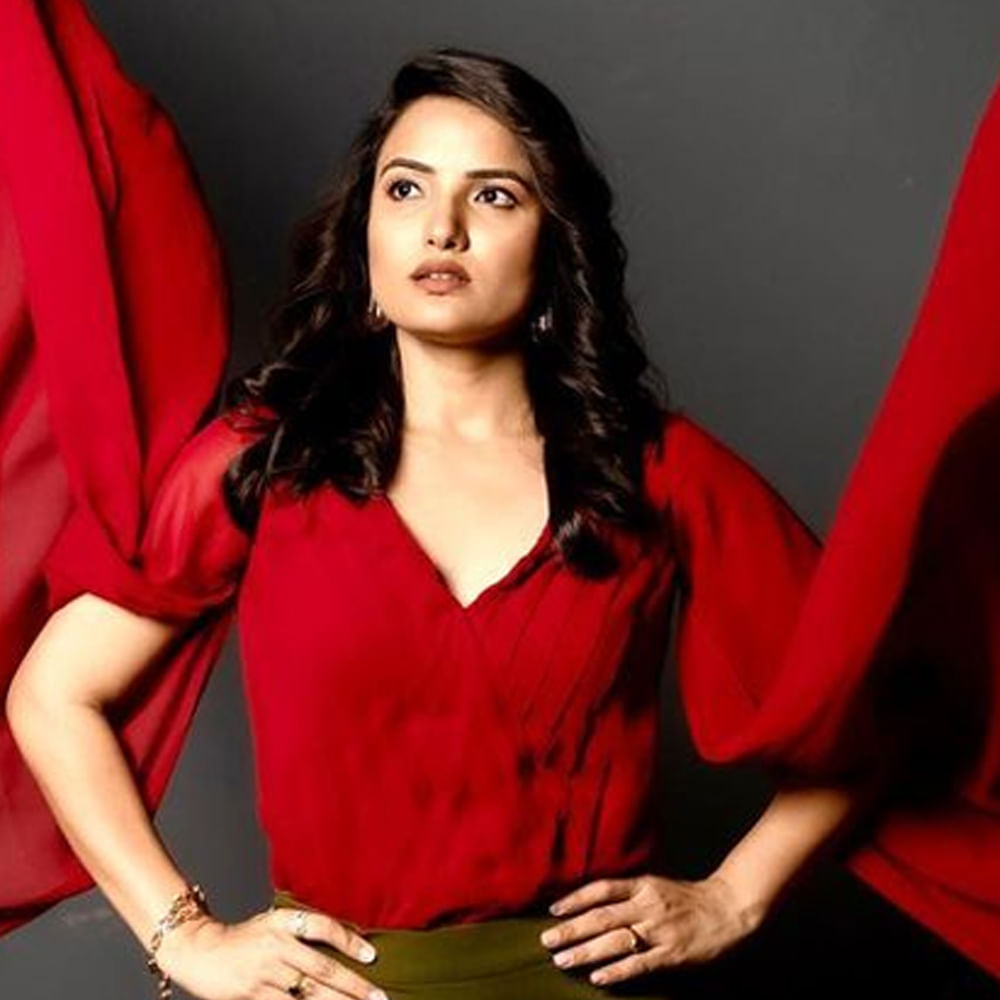 బిగ్బాస్ తెలుగు సీజన్-5 కంటెస్టెంట్గా అందరికి సుపరిచితం సిరి హనుమంత్. యూట్యూబ్లో సిరీస్లు, షార్ట్ ఫిలిమ్స్ లో నటనతో ఆకట్టుకుంది ఈ భామ. ఇటీవలే పులి మేక వెబ్ సిరీస్ తో మెప్పించింది. కెరియర్ మొదట్లో కొన్ని న్యూస్ ఛానెళ్లలో పని చేసింది. సోషల్ మీడియా ఈమె షేర్ చేసిన ఫోటోలకు ఫాన్స్ తెగ లైక్స్ కొడుతున్నారు. ఆ ఫోటోలపై మీరూ ఓ లుక్ వెయ్యండి.