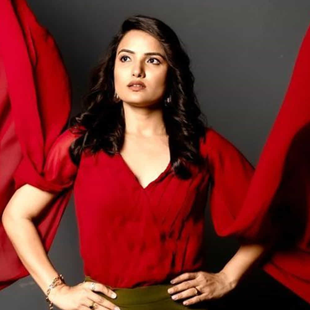 బిగ్‌బాస్‌ తెలుగు సీజన్‌-5 కంటెస్టెంట్‌గా అందరికి సుపరిచితం సిరి హనుమంత్. యూట్యూబ్‌లో సిరీస్‌లు, షార్ట్ ఫిలిమ్స్ లో నటనతో ఆకట్టుకుంది ఈ భామ. ఇటీవలే పులి మేక వెబ్ సిరీస్ తో మెప్పించింది. కెరియర్ మొదట్లో కొన్ని న్యూస్‌ ఛానెళ్లలో పని చేసింది. సోషల్ మీడియా ఈమె షేర్ చేసిన ఫోటోలకు ఫాన్స్ తెగ లైక్స్ కొడుతున్నారు. ఆ ఫోటోలపై మీరూ ఓ లుక్ వెయ్యండి.