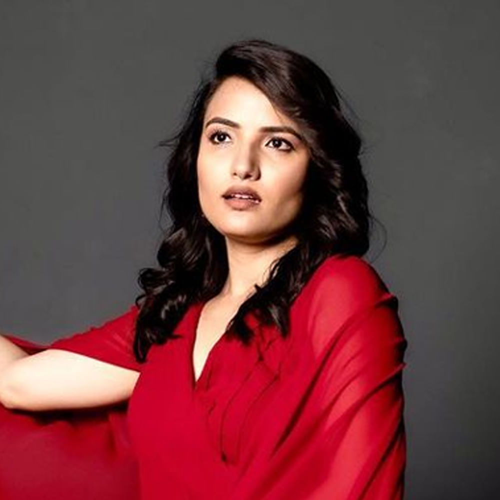 బిగ్బాస్ తెలుగు సీజన్-5 కంటెస్టెంట్గా అందరికి సుపరిచితం సిరి హనుమంత్. యూట్యూబ్లో సిరీస్లు, షార్ట్ ఫిలిమ్స్ లో నటనతో ఆకట్టుకుంది ఈ భామ. ఇటీవలే పులి మేక వెబ్ సిరీస్ తో మెప్పించింది. కెరియర్ మొదట్లో కొన్ని న్యూస్ ఛానెళ్లలో పని చేసింది. సోషల్ మీడియా ఈమె షేర్ చేసిన ఫోటోలకు ఫాన్స్ తెగ లైక్స్ కొడుతున్నారు. ఆ ఫోటోలపై మీరూ ఓ లుక్ వెయ్యండి.