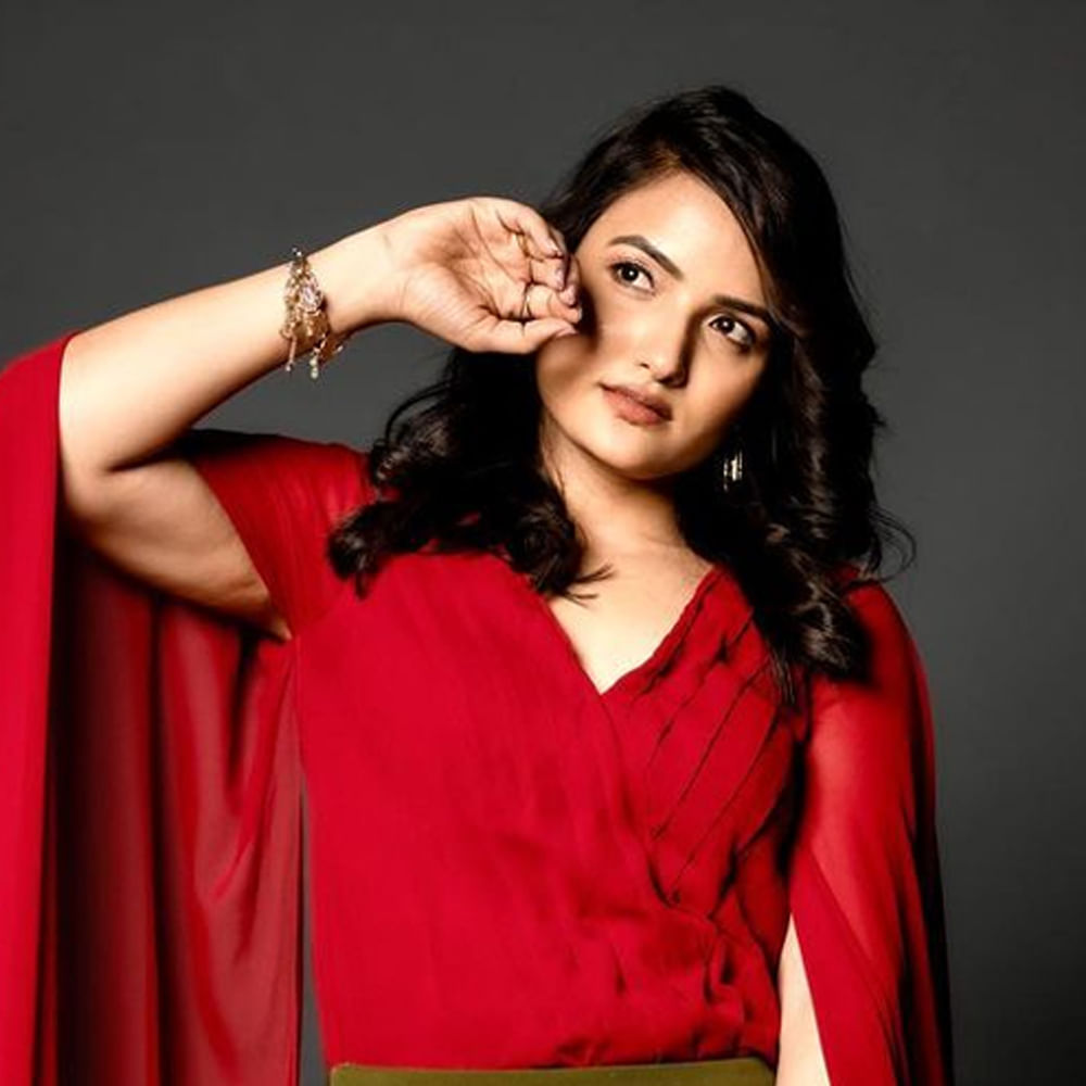 బిగ్బాస్ తెలుగు సీజన్-5 కంటెస్టెంట్గా అందరికి సుపరిచితం సిరి హనుమంత్. యూట్యూబ్లో సిరీస్లు, షార్ట్ ఫిలిమ్స్ లో నటనతో ఆకట్టుకుంది ఈ భామ. ఇటీవలే పులి మేక వెబ్ సిరీస్ తో మెప్పించింది. కెరియర్ మొదట్లో కొన్ని న్యూస్ ఛానెళ్లలో పని చేసింది. సోషల్ మీడియా ఈమె షేర్ చేసిన ఫోటోలకు ఫాన్స్ తెగ లైక్స్ కొడుతున్నారు. ఆ ఫోటోలపై మీరూ ఓ లుక్ వెయ్యండి.