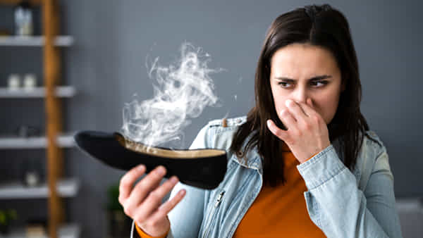 Smelly Shoes: బూట్లలోని దుర్వాసన భరించలేకపోతున్నారా..? ఖర్చు లేకుండానే సమస్యకు చెక్ పట్టేయండిలా..