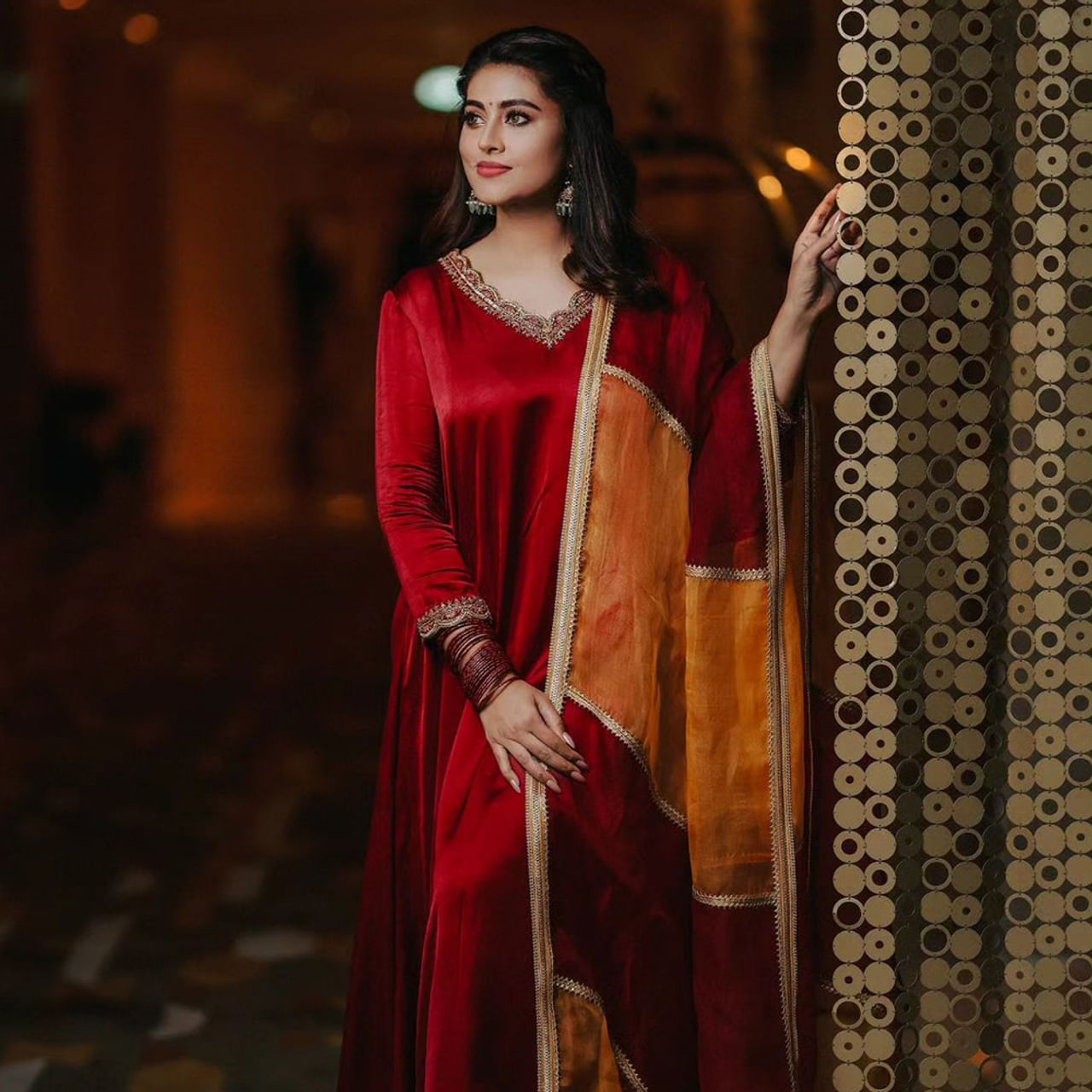 తెలుగు ప్రేక్షకులకు ప్రత్యేకంగా పరిచయం అవసరం లేని పేరు స్నేహ. తన నటనతో టాలీవుడ్ ఆడియన్స్‏ను ఆకట్టుకుంది స్నేహ. అందం, అభినయంతో సౌత్ ఇండస్ట్రీలో తనకంటూ స్పెషల్ ఇమేజ్ తెచ్చుకుంది. గ్లామర్ పాత్రలు కాకుండా హోమ్లీ పాత్రలను ఎంచుకుంటూ ఫ్యామిలీ ఆడియన్స్ మనసు దొచుకుంది. రాధ గోపాలం.. శ్రీరామదాసు.. వంటి చిత్రాల్లో నటించి మెప్పించింది. తాజాగా ఈమె సోషల్ మీడియాలో షేర్ చేసిన ఫోటోలకు ఫాన్స్ ఫిదా అవుతున్నారు.