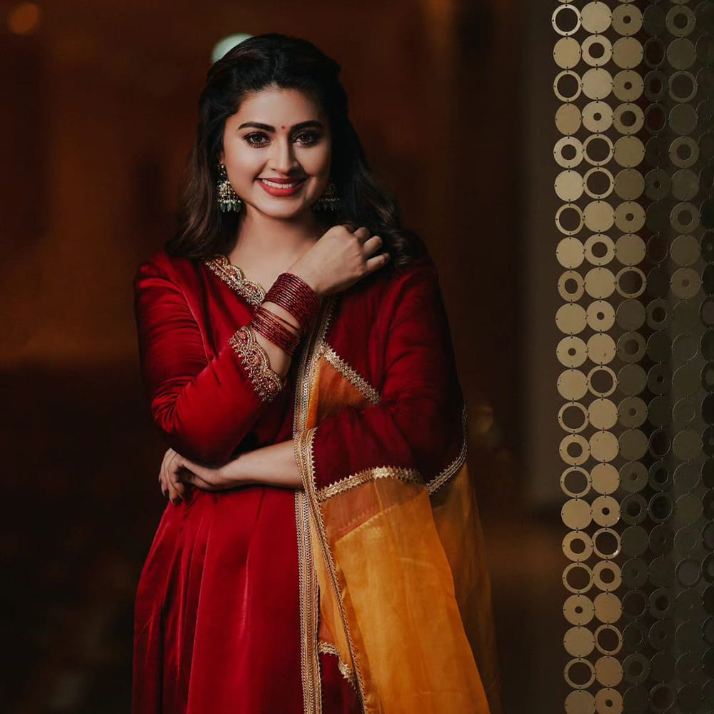 తెలుగు ప్రేక్షకులకు ప్రత్యేకంగా పరిచయం అవసరం లేని పేరు స్నేహ. తన నటనతో టాలీవుడ్ ఆడియన్స్‏ను ఆకట్టుకుంది స్నేహ. అందం, అభినయంతో సౌత్ ఇండస్ట్రీలో తనకంటూ స్పెషల్ ఇమేజ్ తెచ్చుకుంది. గ్లామర్ పాత్రలు కాకుండా హోమ్లీ పాత్రలను ఎంచుకుంటూ ఫ్యామిలీ ఆడియన్స్ మనసు దొచుకుంది. రాధ గోపాలం.. శ్రీరామదాసు.. వంటి చిత్రాల్లో నటించి మెప్పించింది. తాజాగా ఈమె సోషల్ మీడియాలో షేర్ చేసిన ఫోటోలకు ఫాన్స్ ఫిదా అవుతున్నారు.