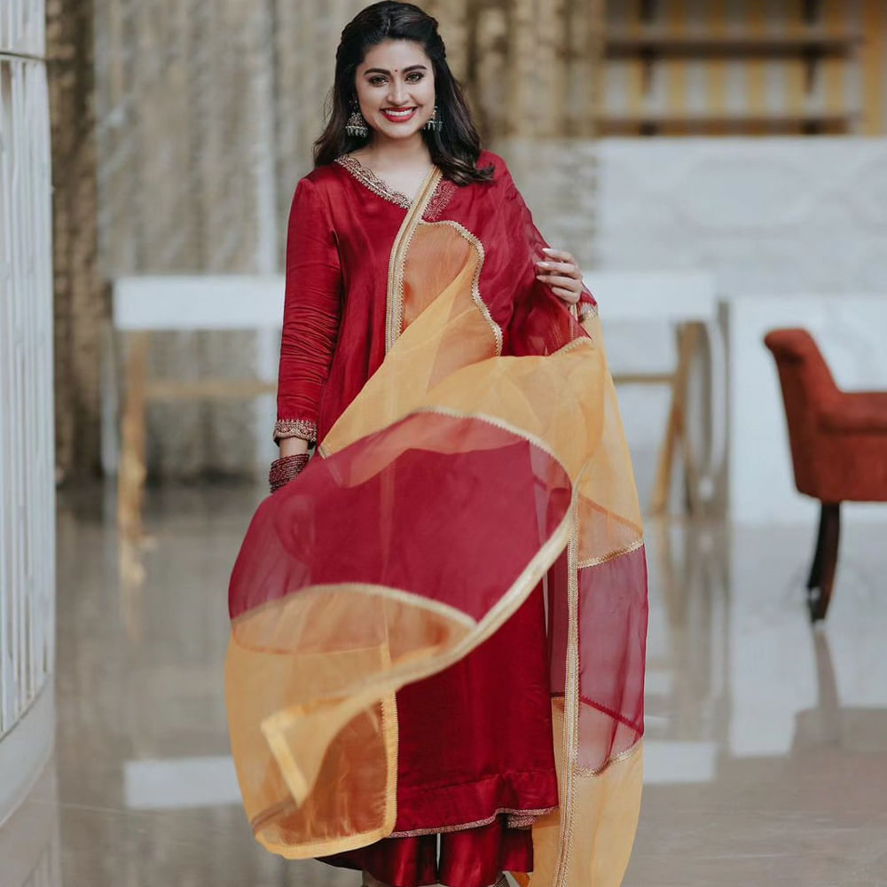 తెలుగు ప్రేక్షకులకు ప్రత్యేకంగా పరిచయం అవసరం లేని పేరు స్నేహ. తన నటనతో టాలీవుడ్ ఆడియన్స్‏ను ఆకట్టుకుంది స్నేహ. అందం, అభినయంతో సౌత్ ఇండస్ట్రీలో తనకంటూ స్పెషల్ ఇమేజ్ తెచ్చుకుంది. గ్లామర్ పాత్రలు కాకుండా హోమ్లీ పాత్రలను ఎంచుకుంటూ ఫ్యామిలీ ఆడియన్స్ మనసు దొచుకుంది. రాధ గోపాలం.. శ్రీరామదాసు.. వంటి చిత్రాల్లో నటించి మెప్పించింది. తాజాగా ఈమె సోషల్ మీడియాలో షేర్ చేసిన ఫోటోలకు ఫాన్స్ ఫిదా అవుతున్నారు.