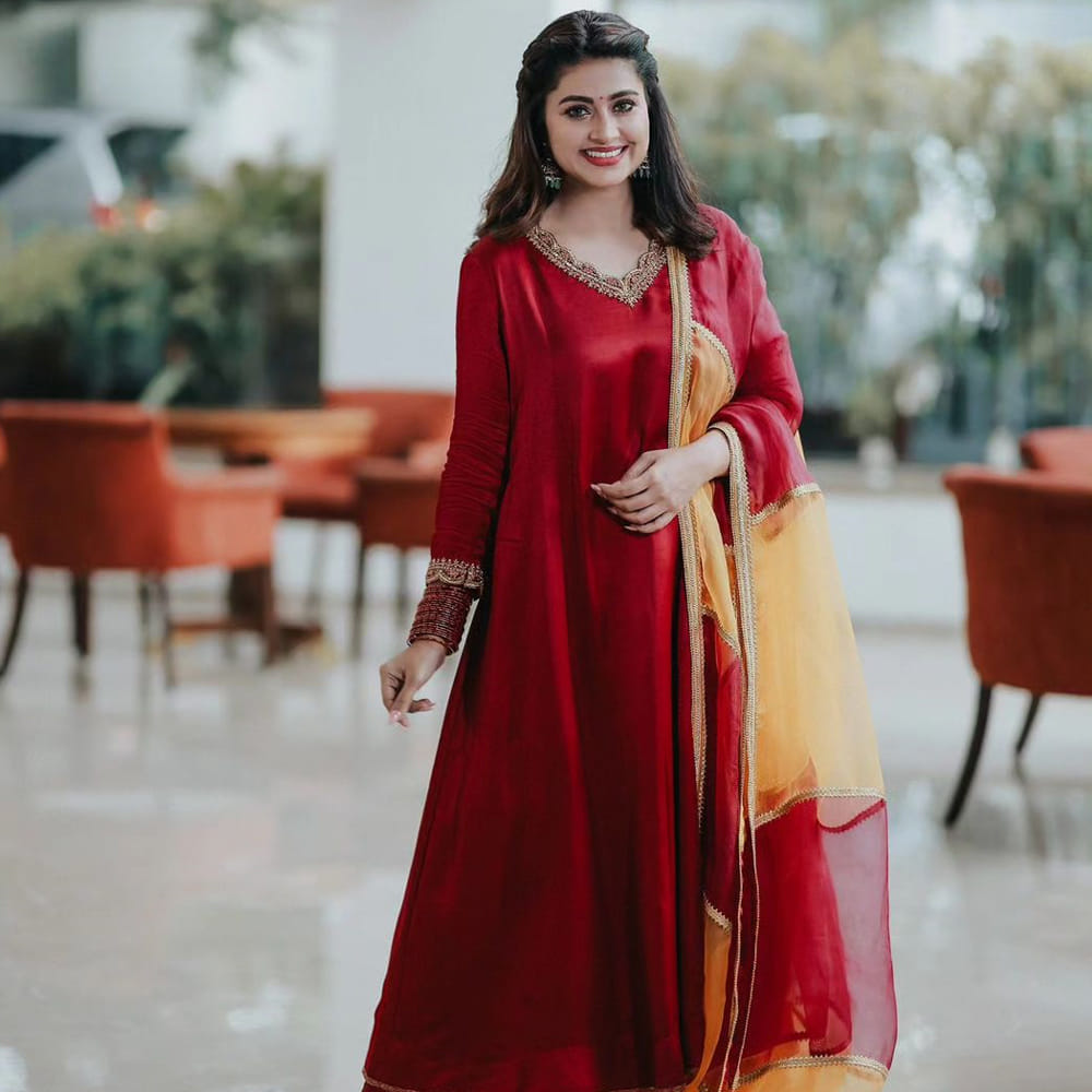 తెలుగు ప్రేక్షకులకు ప్రత్యేకంగా పరిచయం అవసరం లేని పేరు స్నేహ. తన నటనతో టాలీవుడ్ ఆడియన్స్‏ను ఆకట్టుకుంది స్నేహ. అందం, అభినయంతో సౌత్ ఇండస్ట్రీలో తనకంటూ స్పెషల్ ఇమేజ్ తెచ్చుకుంది. గ్లామర్ పాత్రలు కాకుండా హోమ్లీ పాత్రలను ఎంచుకుంటూ ఫ్యామిలీ ఆడియన్స్ మనసు దొచుకుంది. రాధ గోపాలం.. శ్రీరామదాసు.. వంటి చిత్రాల్లో నటించి మెప్పించింది. తాజాగా ఈమె సోషల్ మీడియాలో షేర్ చేసిన ఫోటోలకు ఫాన్స్ ఫిదా అవుతున్నారు.