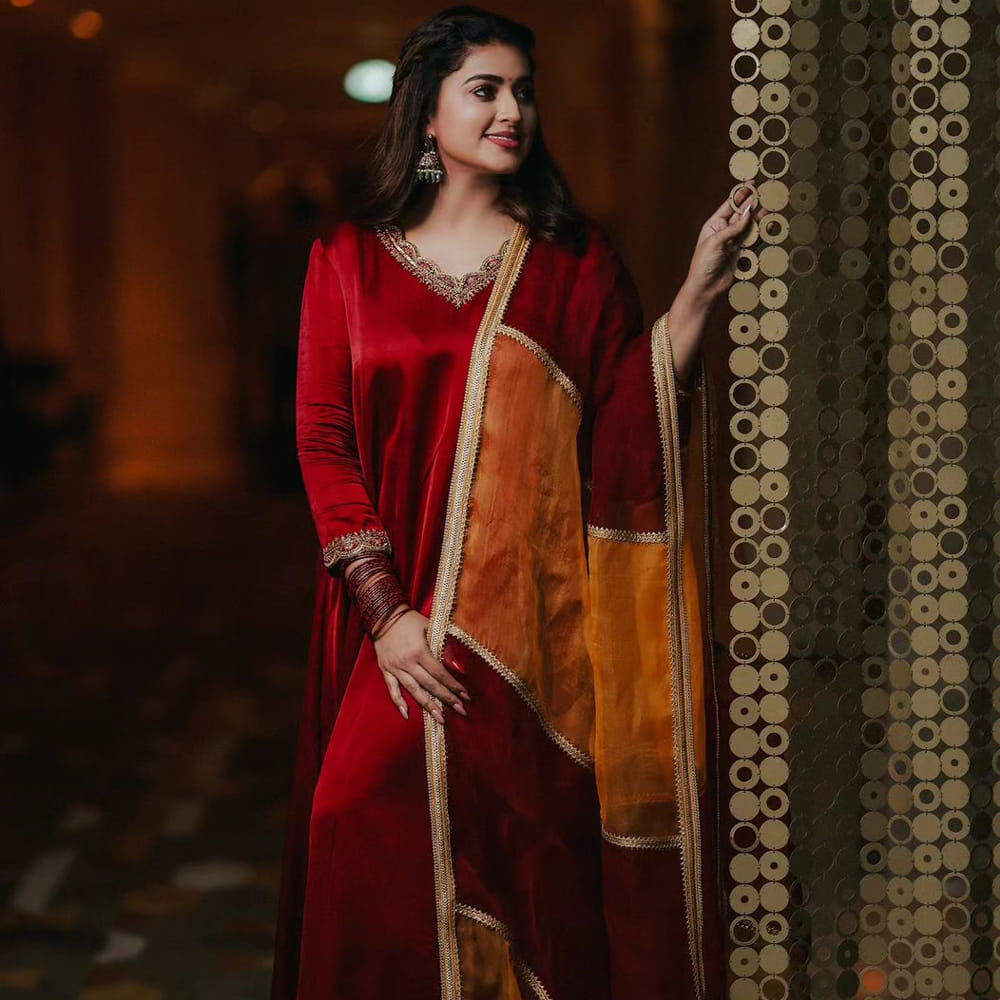 తెలుగు ప్రేక్షకులకు ప్రత్యేకంగా పరిచయం అవసరం లేని పేరు స్నేహ. తన నటనతో టాలీవుడ్ ఆడియన్స్‏ను ఆకట్టుకుంది స్నేహ. అందం, అభినయంతో సౌత్ ఇండస్ట్రీలో తనకంటూ స్పెషల్ ఇమేజ్ తెచ్చుకుంది. గ్లామర్ పాత్రలు కాకుండా హోమ్లీ పాత్రలను ఎంచుకుంటూ ఫ్యామిలీ ఆడియన్స్ మనసు దొచుకుంది. రాధ గోపాలం.. శ్రీరామదాసు.. వంటి చిత్రాల్లో నటించి మెప్పించింది. తాజాగా ఈమె సోషల్ మీడియాలో షేర్ చేసిన ఫోటోలకు ఫాన్స్ ఫిదా అవుతున్నారు.