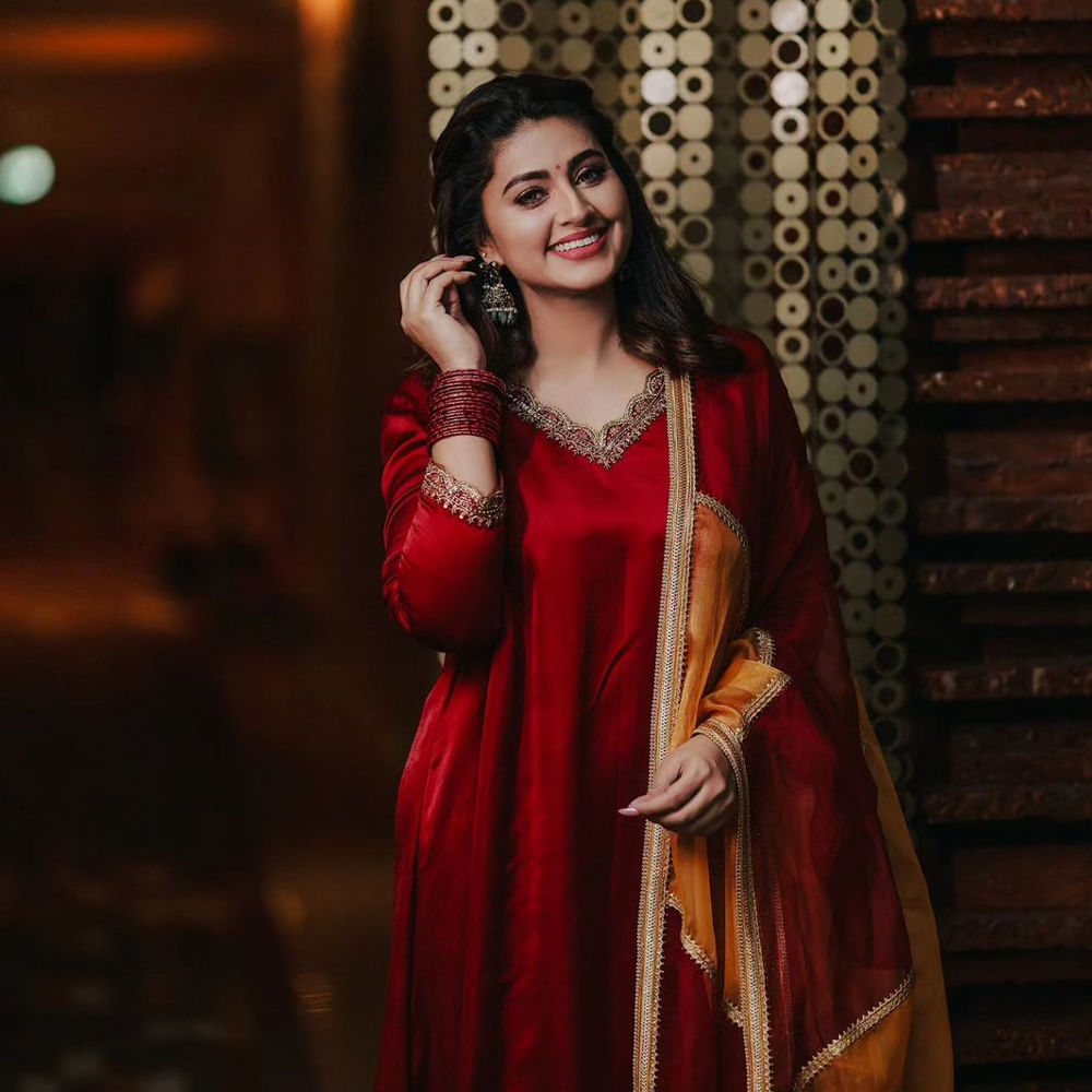 తెలుగు ప్రేక్షకులకు ప్రత్యేకంగా పరిచయం అవసరం లేని పేరు స్నేహ. తన నటనతో టాలీవుడ్ ఆడియన్స్‏ను ఆకట్టుకుంది స్నేహ. అందం, అభినయంతో సౌత్ ఇండస్ట్రీలో తనకంటూ స్పెషల్ ఇమేజ్ తెచ్చుకుంది. గ్లామర్ పాత్రలు కాకుండా హోమ్లీ పాత్రలను ఎంచుకుంటూ ఫ్యామిలీ ఆడియన్స్ మనసు దొచుకుంది. రాధ గోపాలం.. శ్రీరామదాసు.. వంటి చిత్రాల్లో నటించి మెప్పించింది. తాజాగా ఈమె సోషల్ మీడియాలో షేర్ చేసిన ఫోటోలకు ఫాన్స్ ఫిదా అవుతున్నారు.