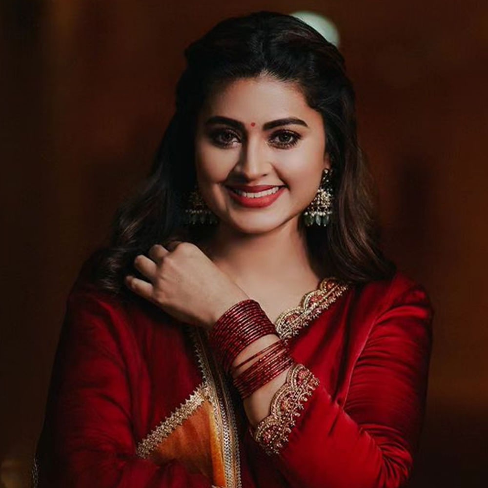 తెలుగు ప్రేక్షకులకు ప్రత్యేకంగా పరిచయం అవసరం లేని పేరు స్నేహ. తన నటనతో టాలీవుడ్ ఆడియన్స్‏ను ఆకట్టుకుంది స్నేహ. అందం, అభినయంతో సౌత్ ఇండస్ట్రీలో తనకంటూ స్పెషల్ ఇమేజ్ తెచ్చుకుంది. గ్లామర్ పాత్రలు కాకుండా హోమ్లీ పాత్రలను ఎంచుకుంటూ ఫ్యామిలీ ఆడియన్స్ మనసు దొచుకుంది. రాధ గోపాలం.. శ్రీరామదాసు.. వంటి చిత్రాల్లో నటించి మెప్పించింది. తాజాగా ఈమె సోషల్ మీడియాలో షేర్ చేసిన ఫోటోలకు ఫాన్స్ ఫిదా అవుతున్నారు.